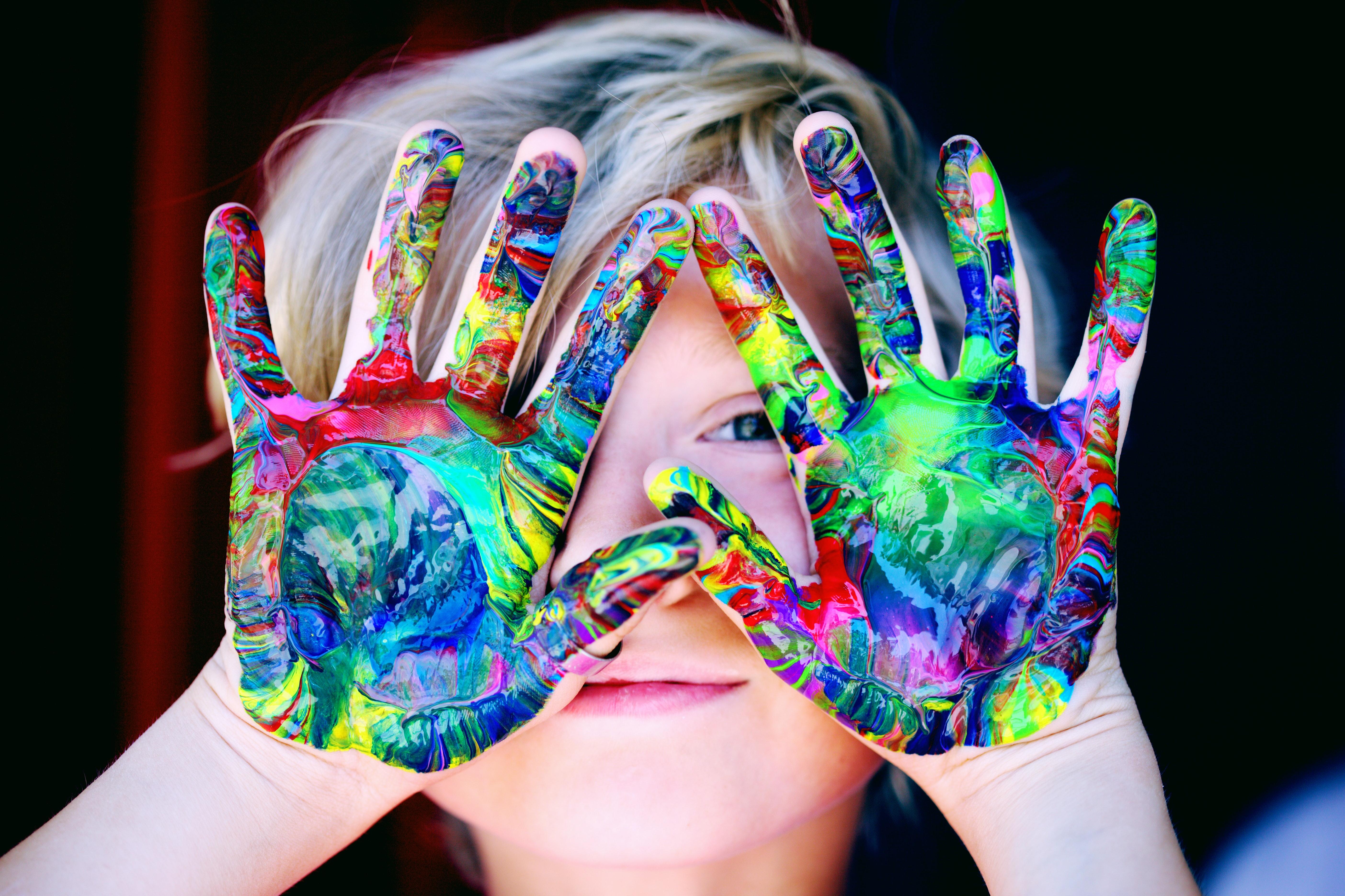 5616x3744 A KId With Multicolored Hand Paint · Free