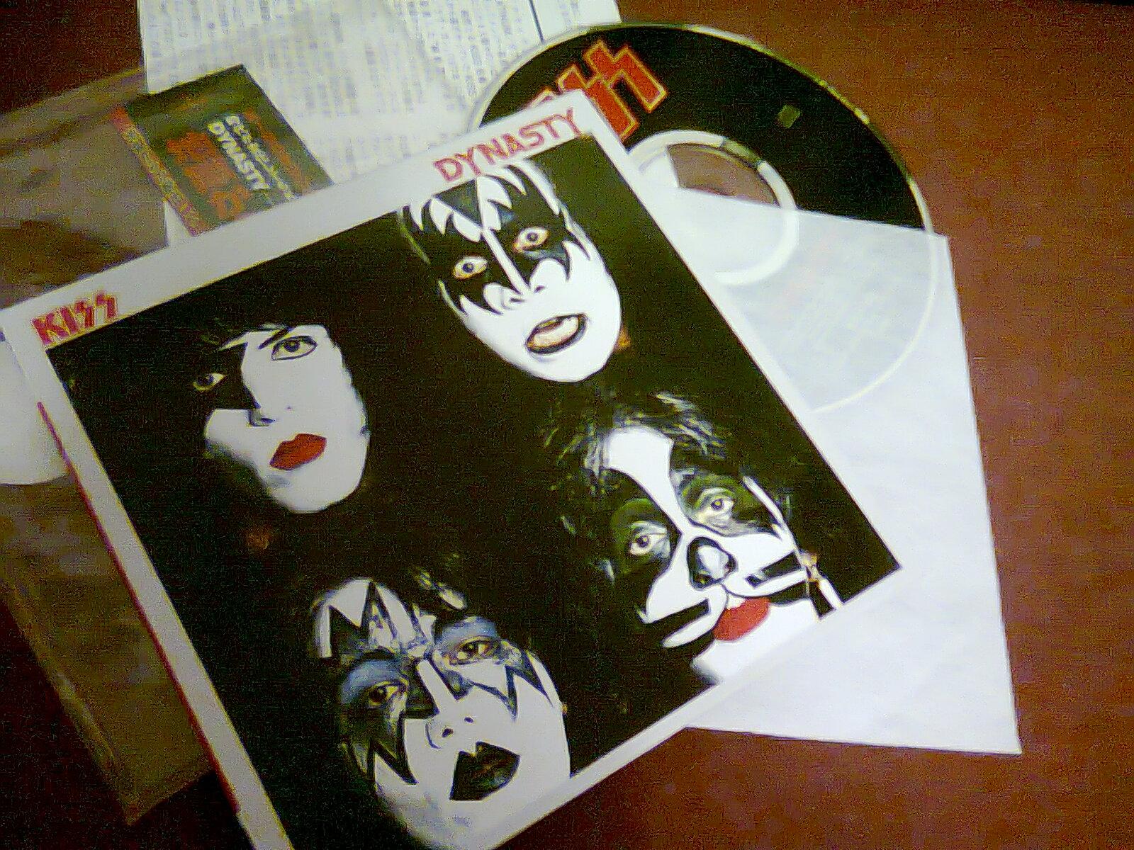 1600x1200 REVIEW: KISS