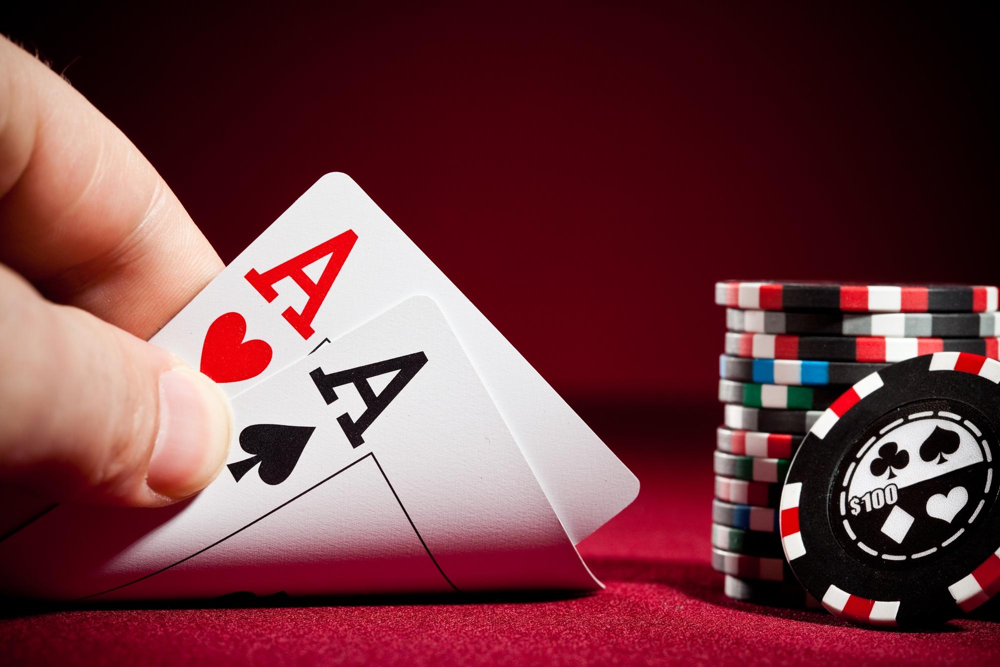 1999x1333 Double Aces in a Poker game to win