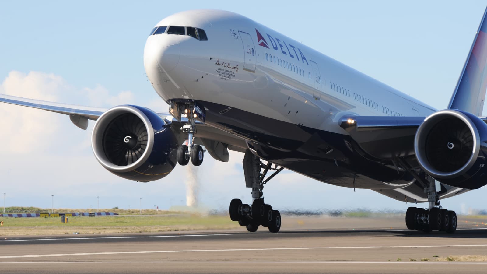1600x900 Delta pilots that dumped fuel on Los Angeles didn't tell controllers