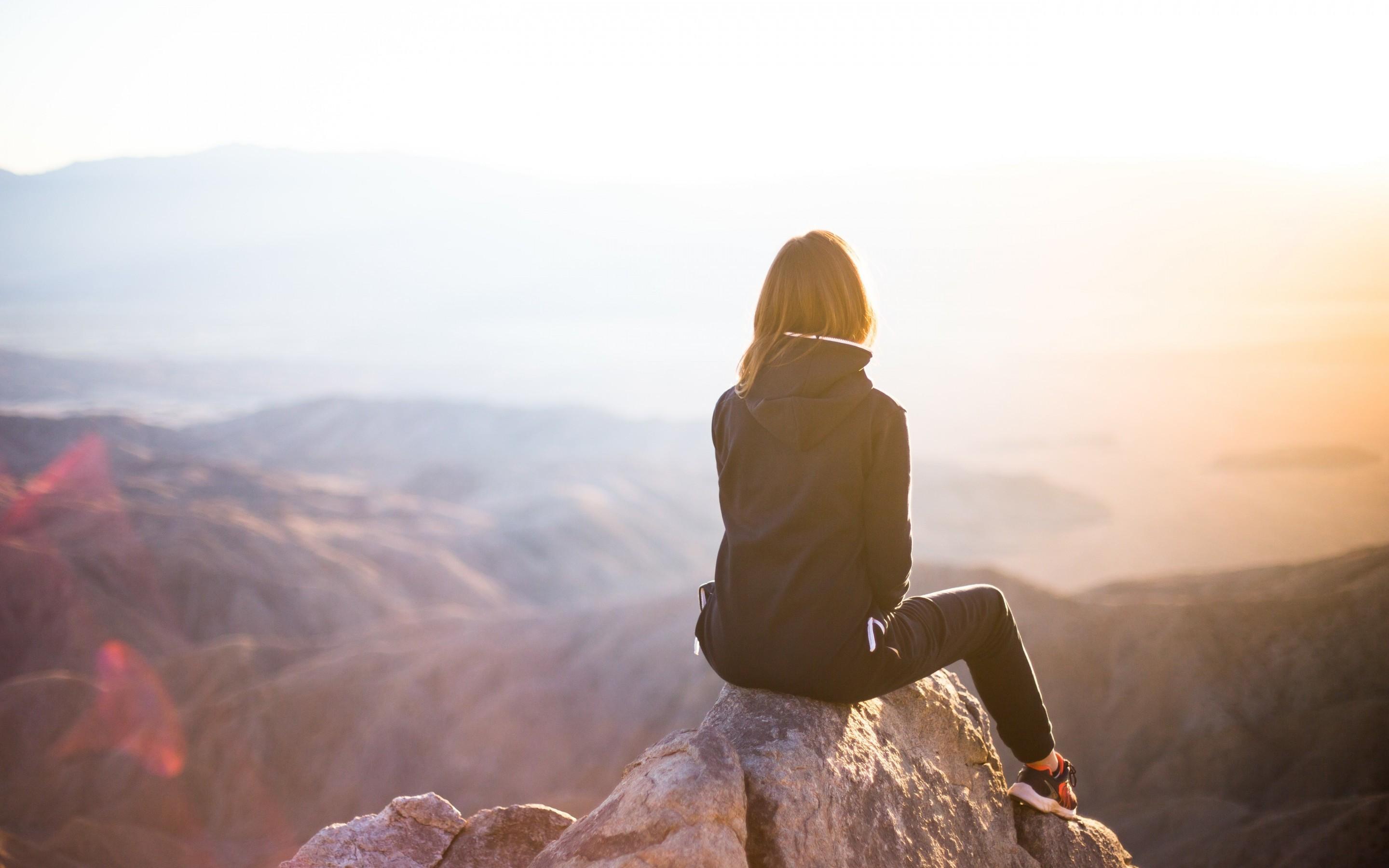 2880x1800 Hiking, Women, Sitting, Mountain, Back View Hiking A Mountain