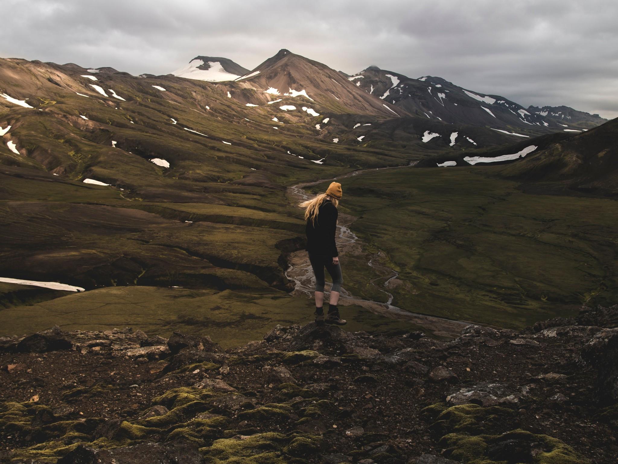 2048x1536 Download 2048x1536 Woman, Blonde, Field, Mountain, Clouds, Hiking Wallpaper for Ainol Novo 9 Spark
