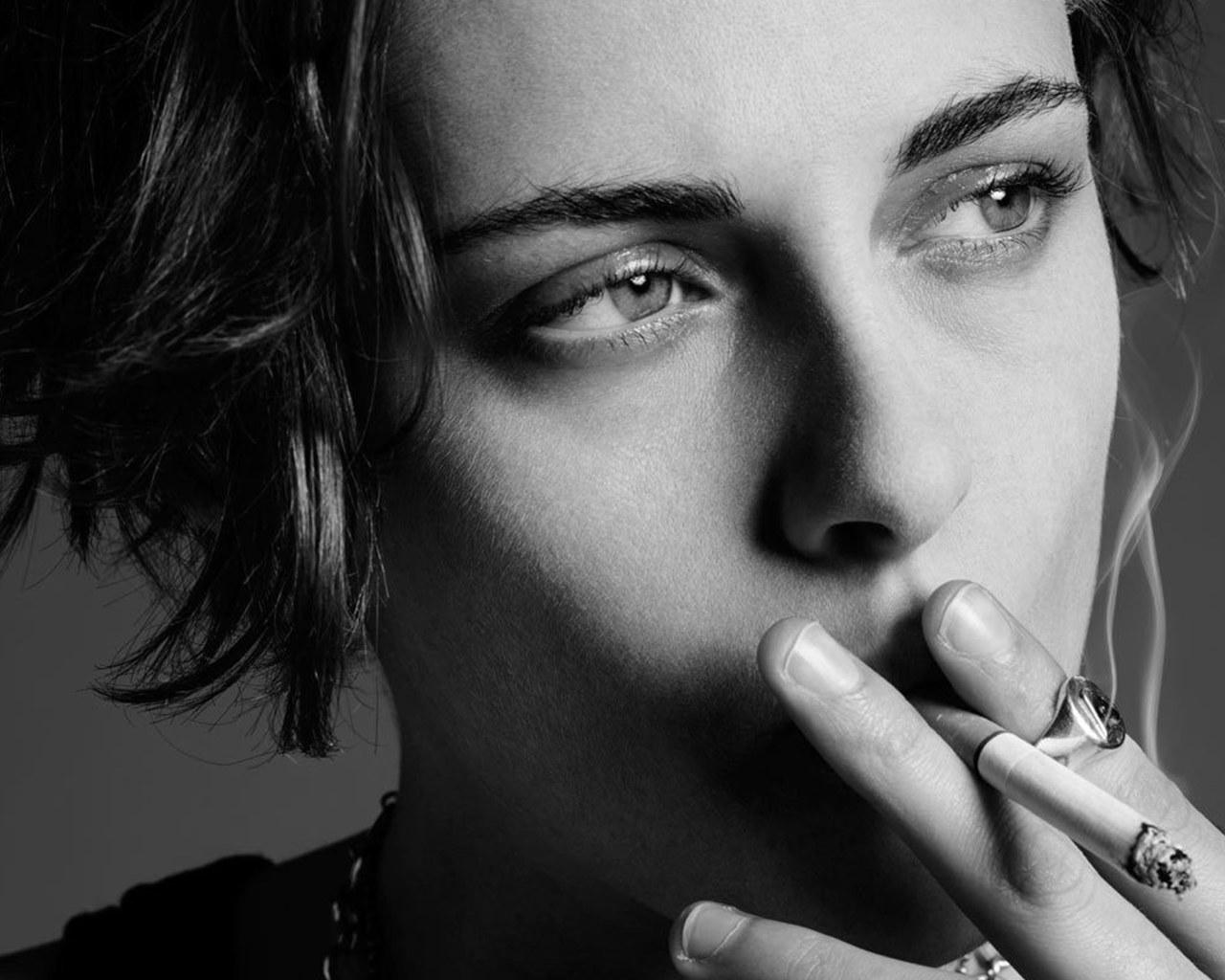 1280x1024 Wallpaper Kristen, Stewart, Bw, Girl, Smoke, Film, Actress • Wallpaper For You HD Wallpaper For Desktop & Mobile