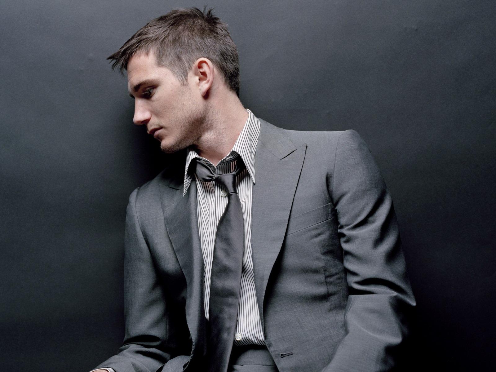1600x1200 Man in grey suit wallpaper. Man in grey suit