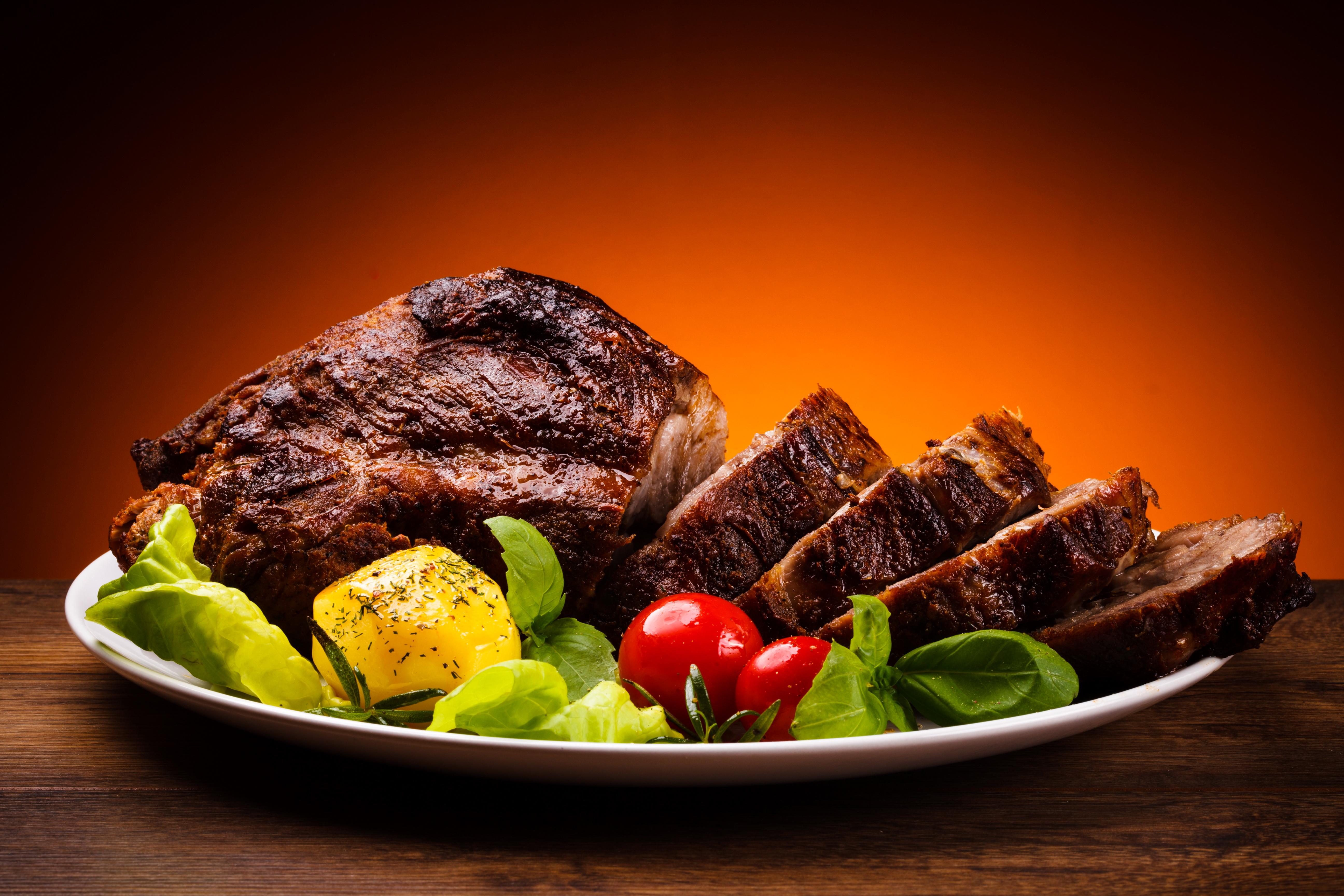 5184x3456 Sliced fried meat with vegetables on a plate wallpaper and image, picture, photo