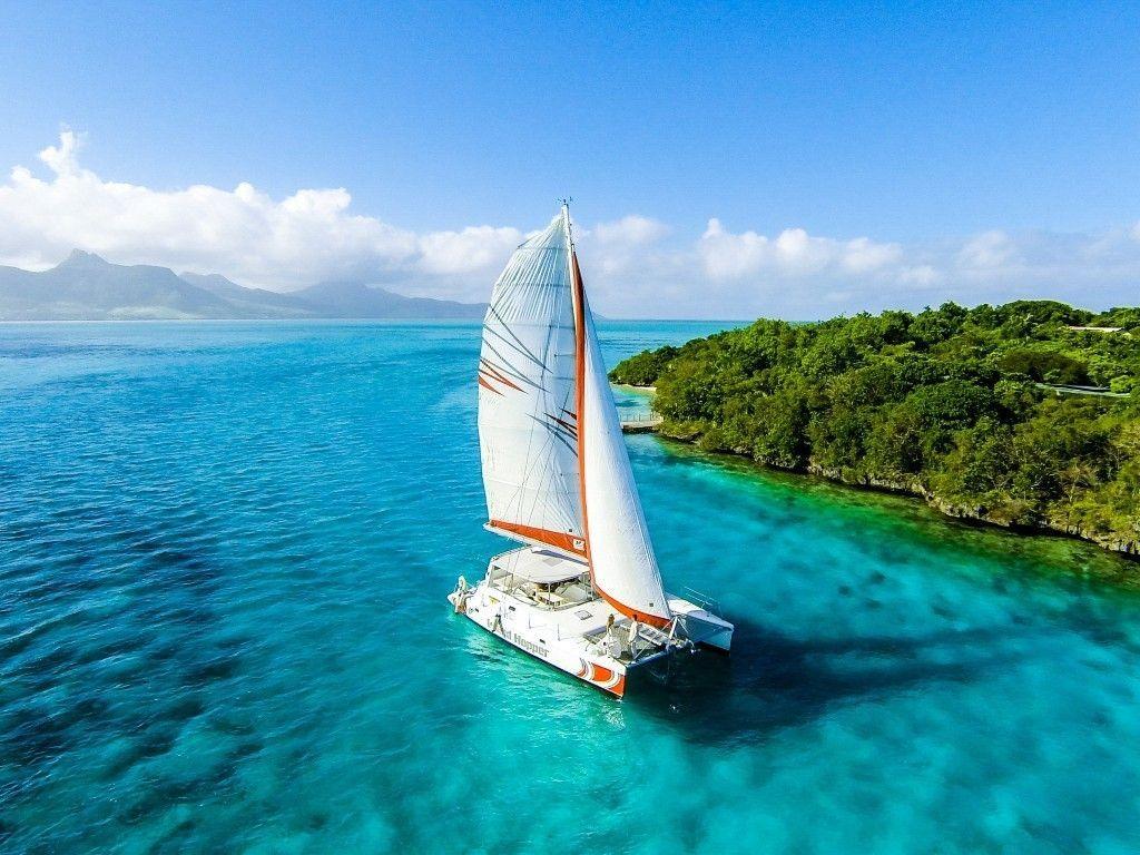 1024x768 Catamaran Wallpaper