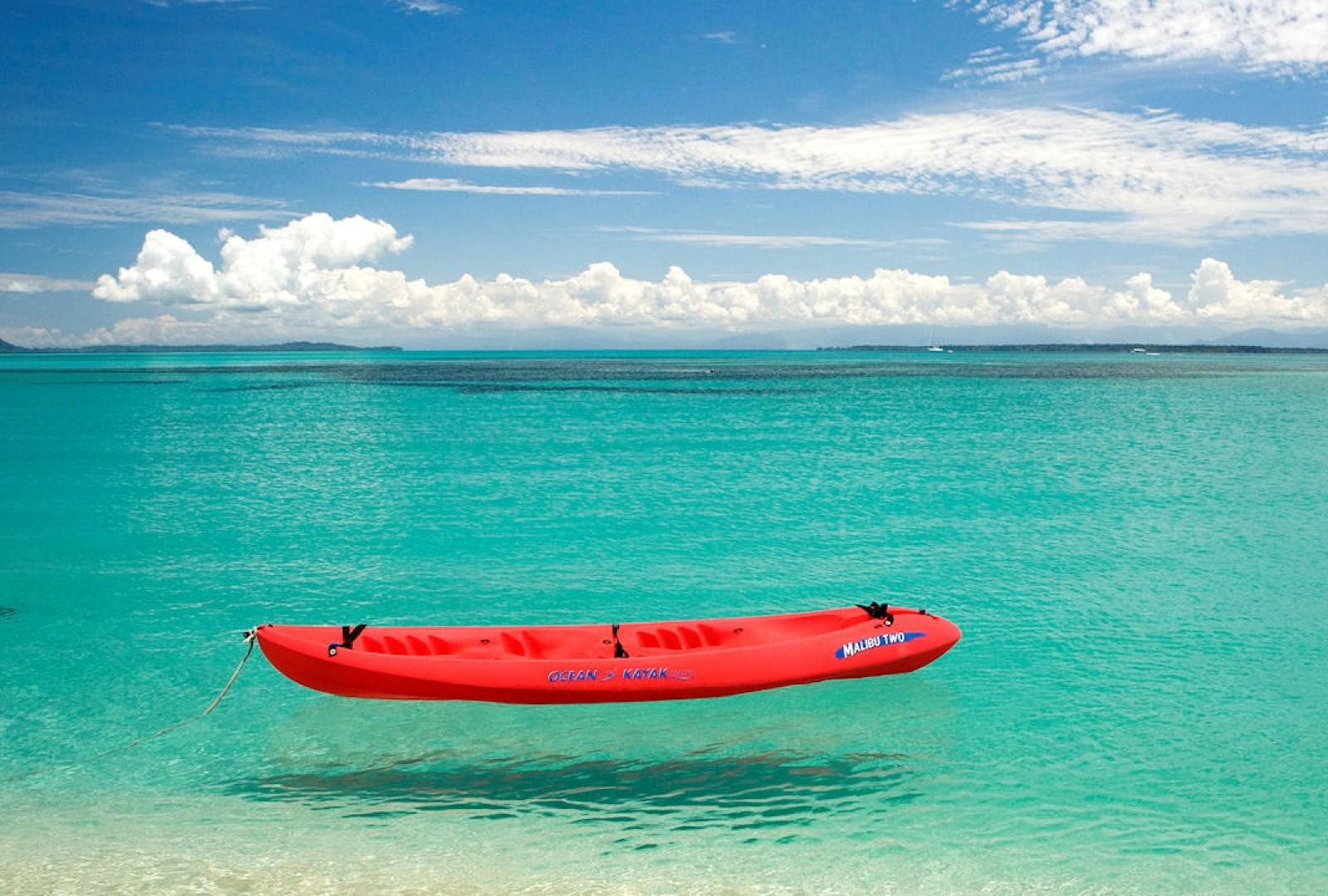 1600x1080 Desktop Wallpaper Red Boat In Blue Sea, HD Image, Picture, Background, Ogif5x
