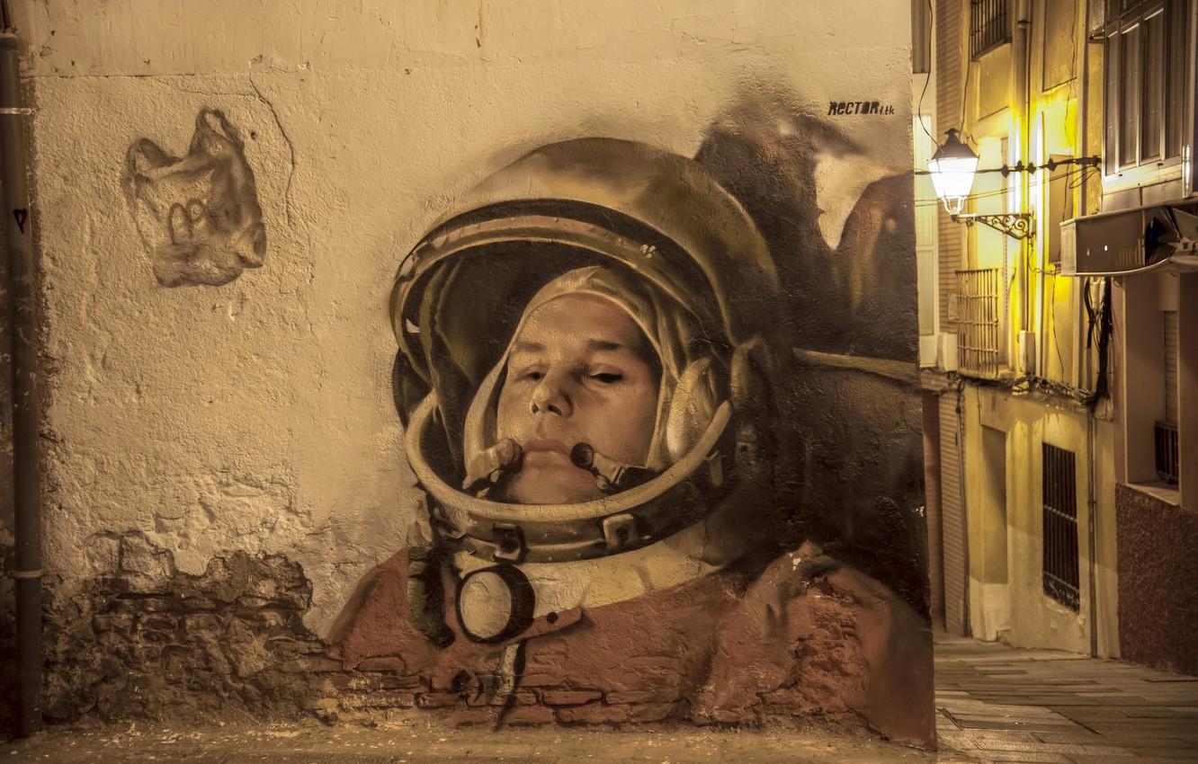 1332x850 Wallpaper wall, graffiti, astronaut, the suit, hero, USSR, legend, pilot, Graffiti, Yuri Gagarin image for desktop, section разное