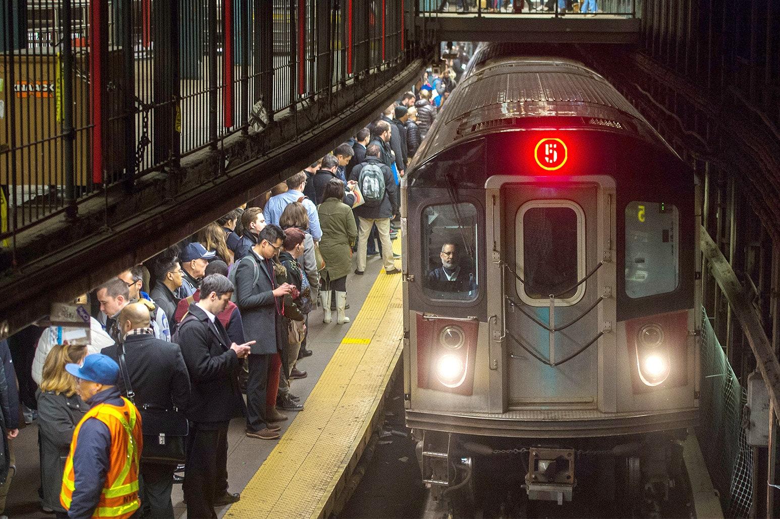 1546x1029 New York Subway Riders Are Now Risking Death to Escape Delayed Trains