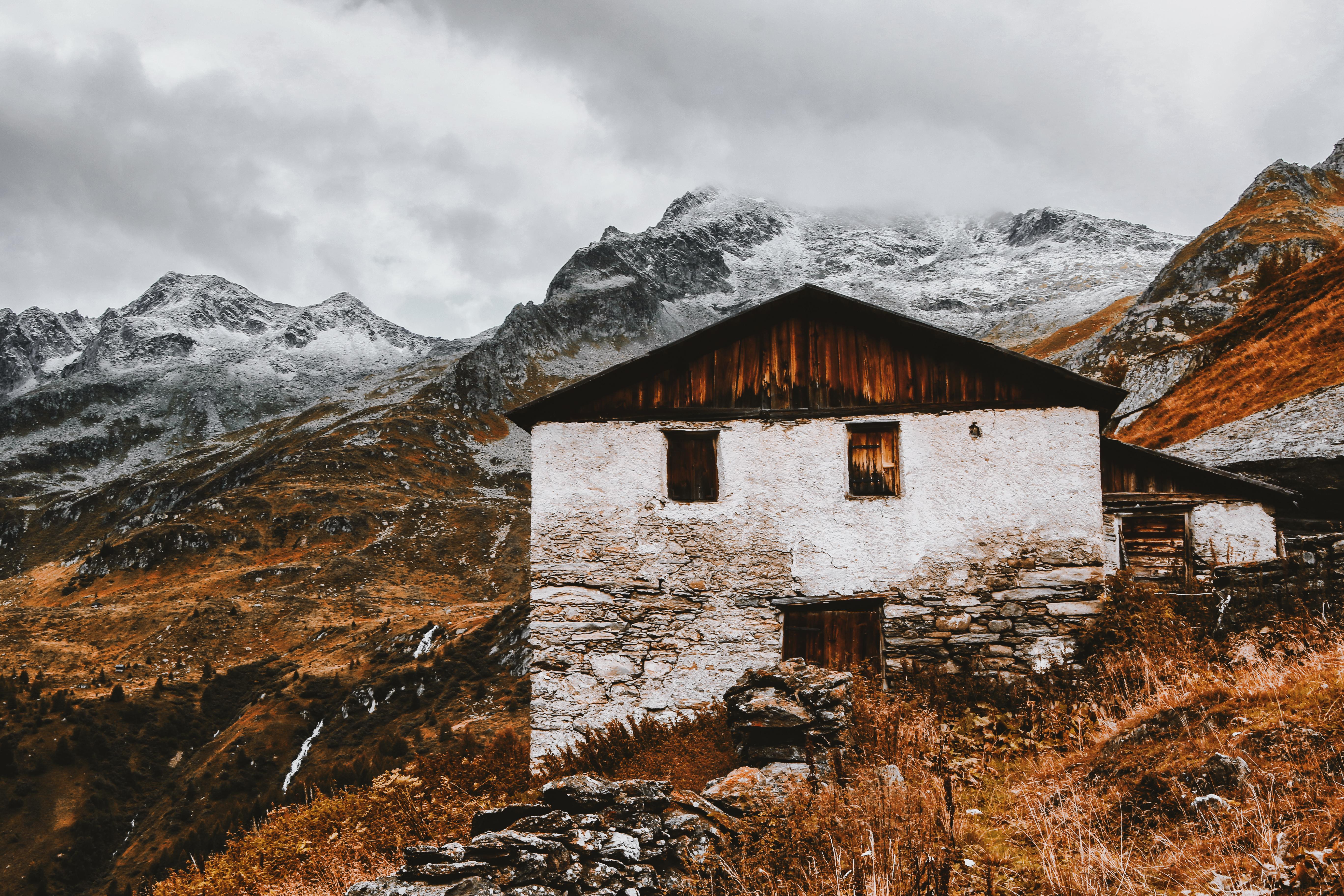 5472x3648 White and Brown House Near Snow Capped Mountains · Free