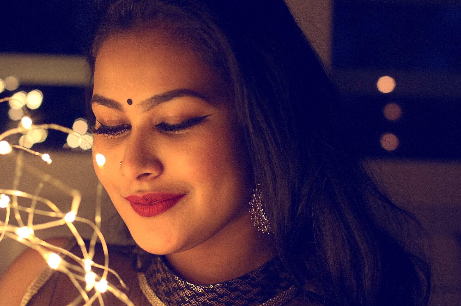 1920x1278 Woman With Red Lipstick And Black Bindi · Free