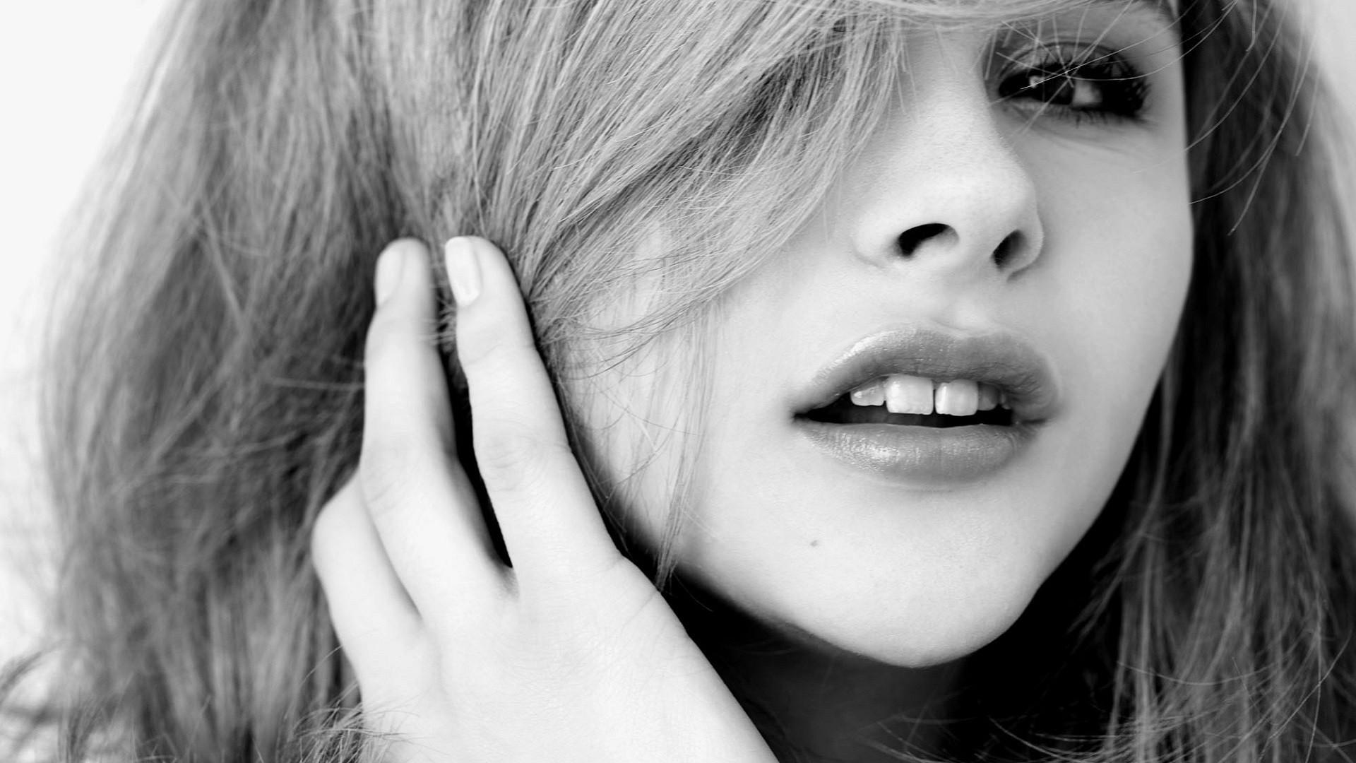1920x1080 Black&White Photo of a Blonde Girl desktop PC and Mac wallpaper
