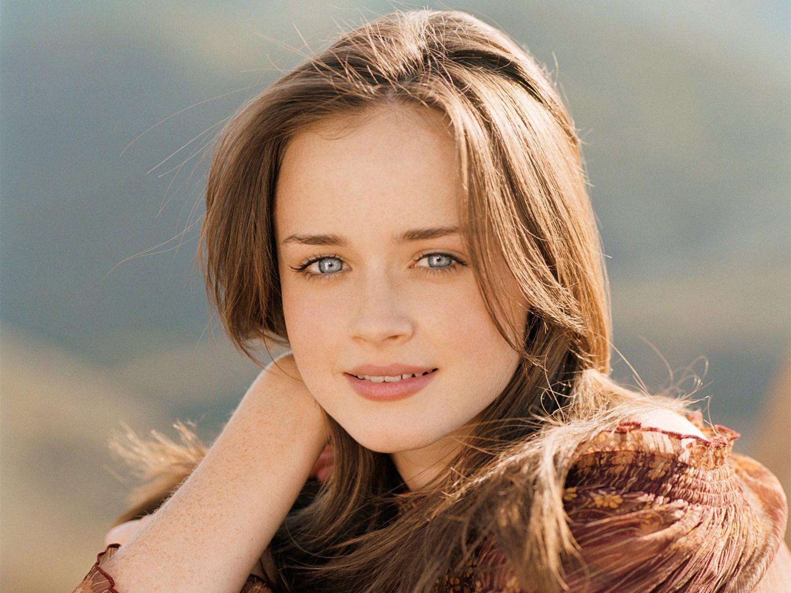 1600x1200 Alexis Bledel Wallpaper: Alexis. Medium layered hair, Daily hairstyles, Medium hair styles