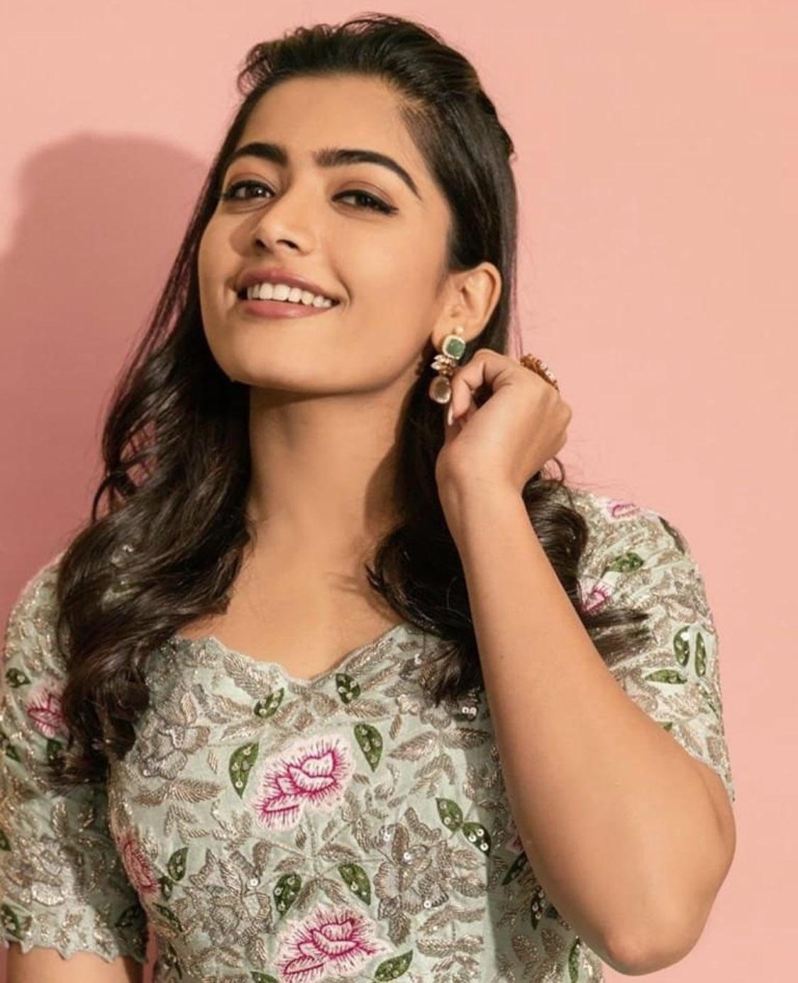 Rashmika Wallpapers - Top Free Rashmika Backgrounds - WallpaperAccess