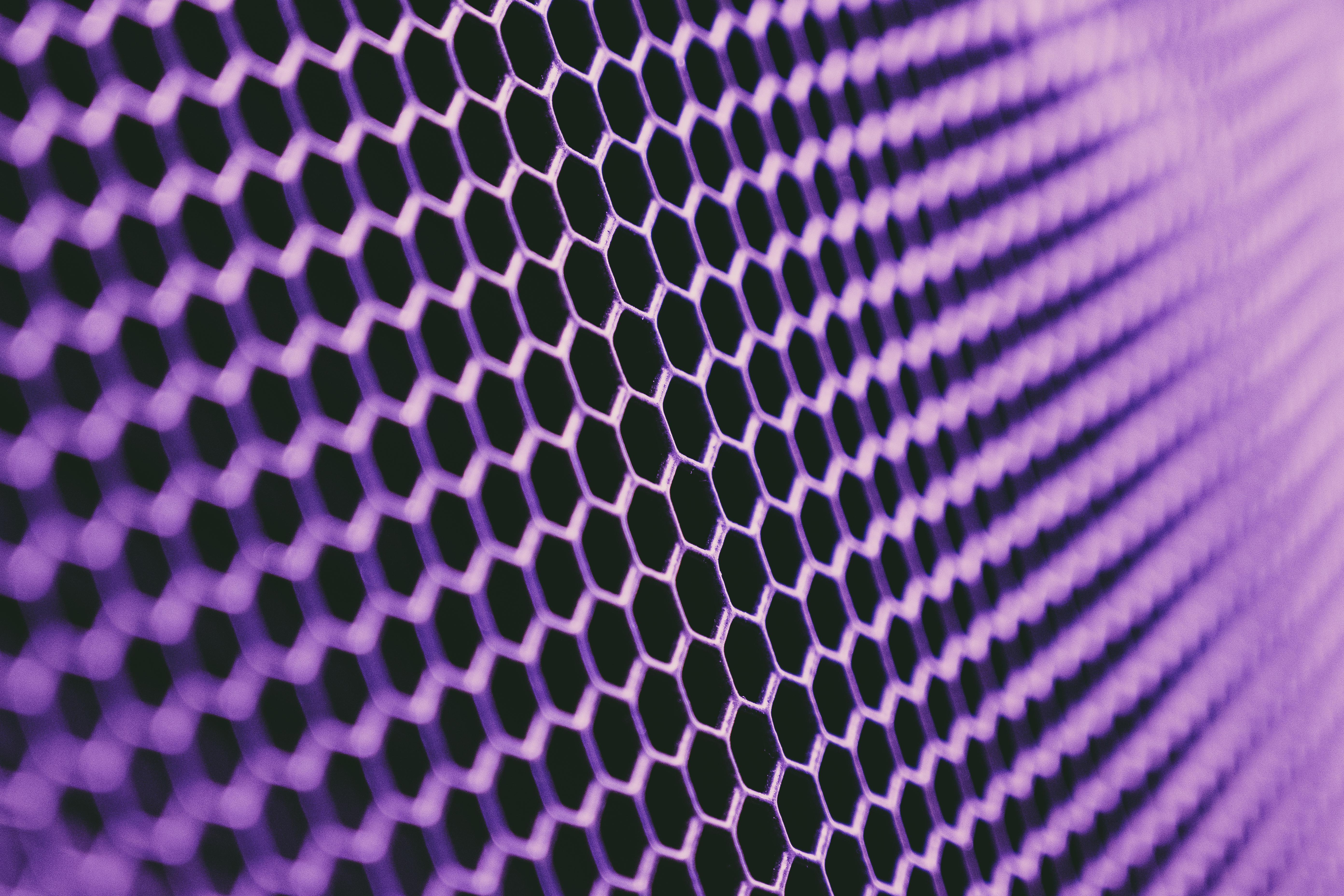5568x3712 Abstract geometric texture of purple metallic net on dark background · Free