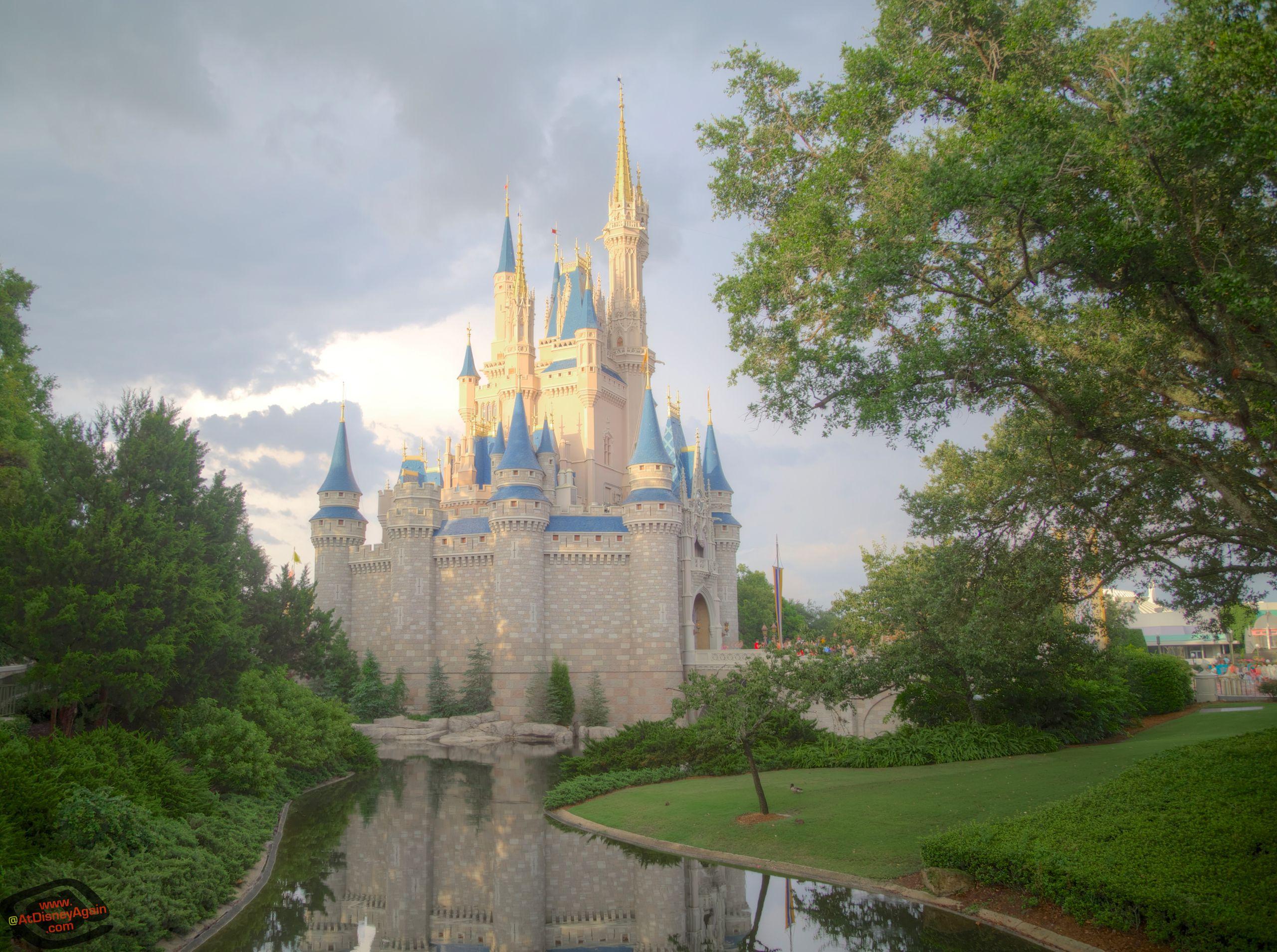 World castles. Замок Золушки в Полле Германия. Дисней замок Монжи. Cinderella Castle Диснейленд. Замок Уолт Дисней пикчеус.