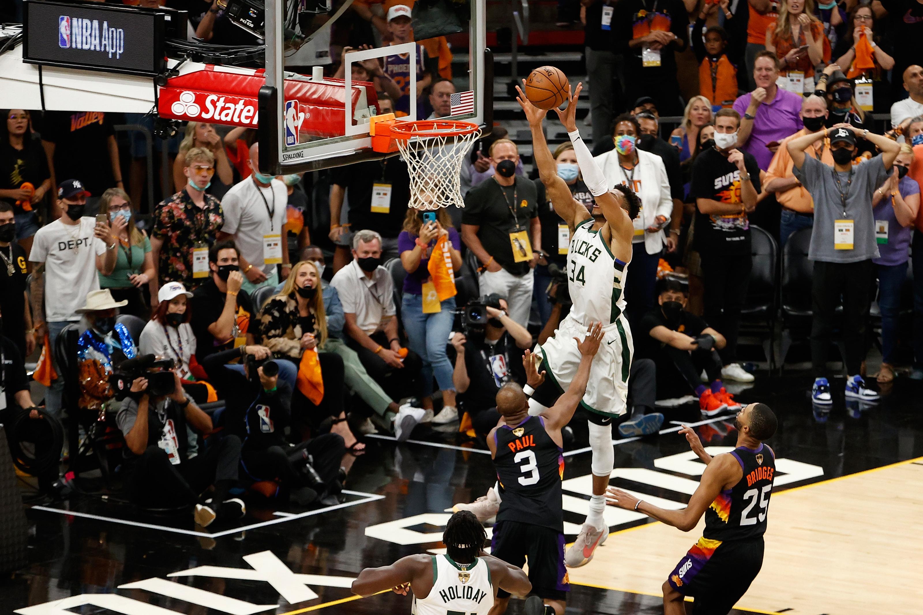 3200x2133 Best Getty Photo of Giannis' dagger dunk in Game 5