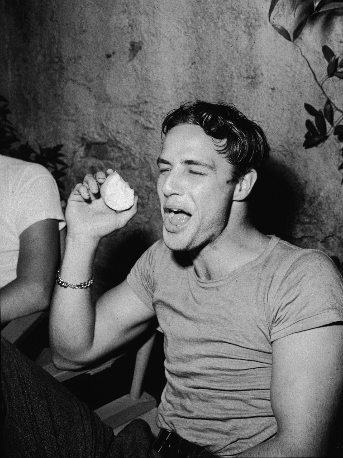 1300x1738 actors marlon brando movie legends