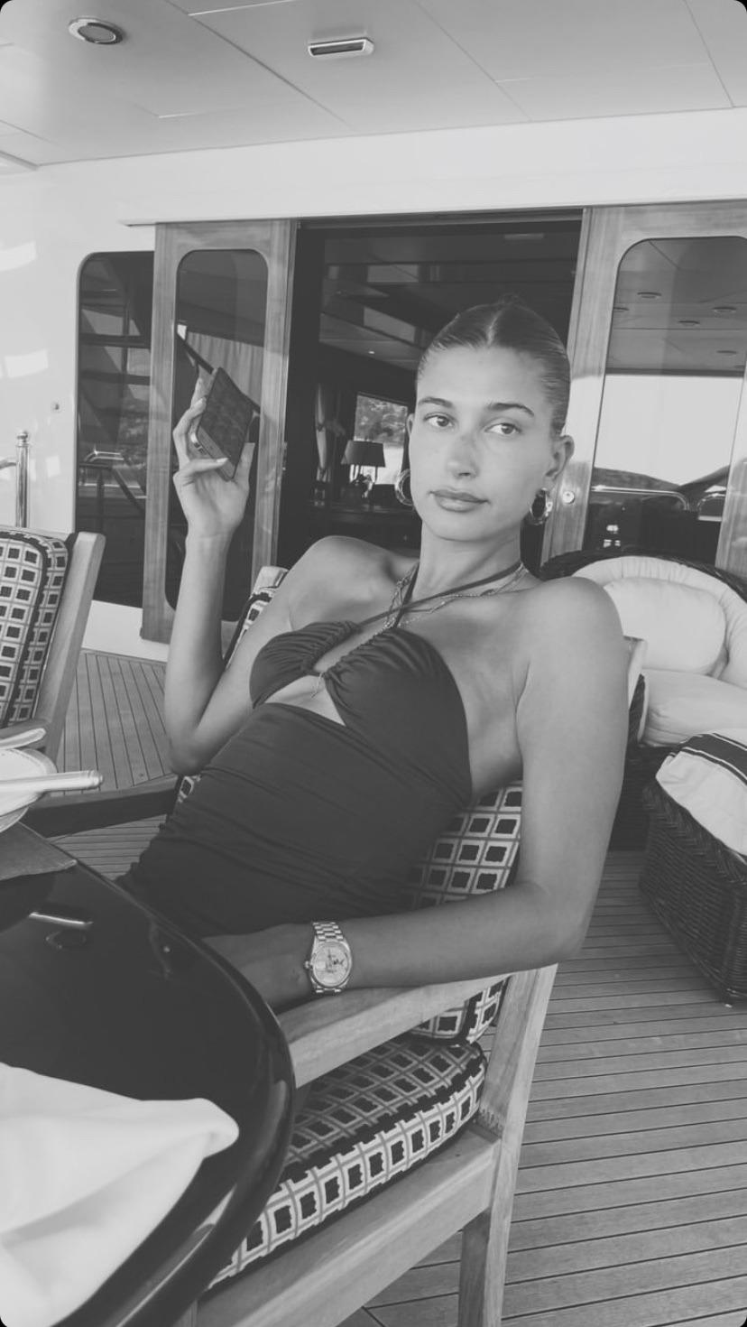 828x1470 Hailey Bieber wallpaper