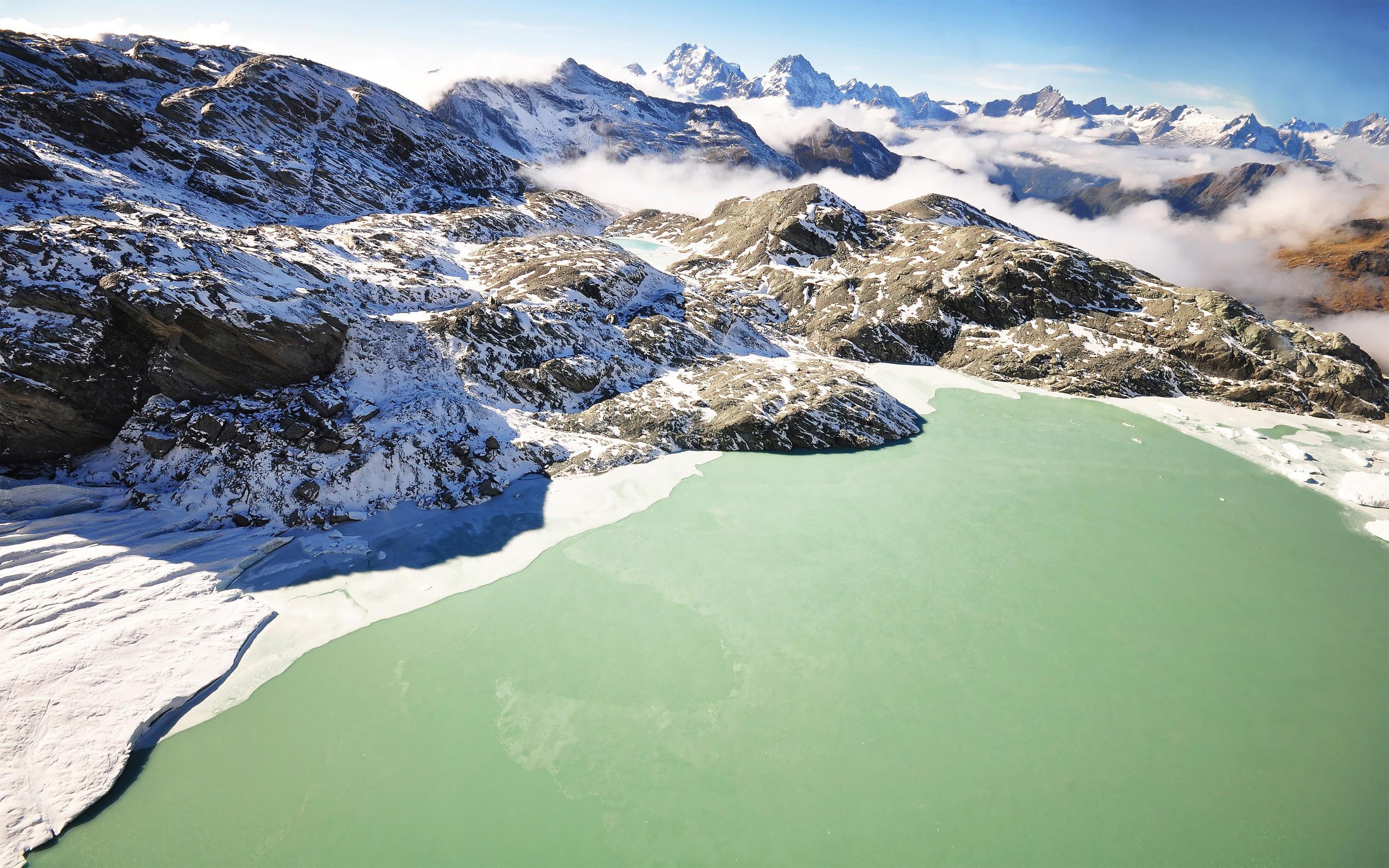 2560x1600 Green mountains lake