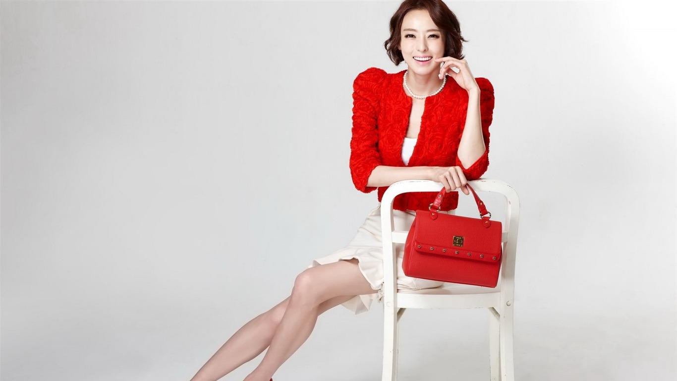1366x768 Lee Da Hae Korea beauty star photo wallpaper 12