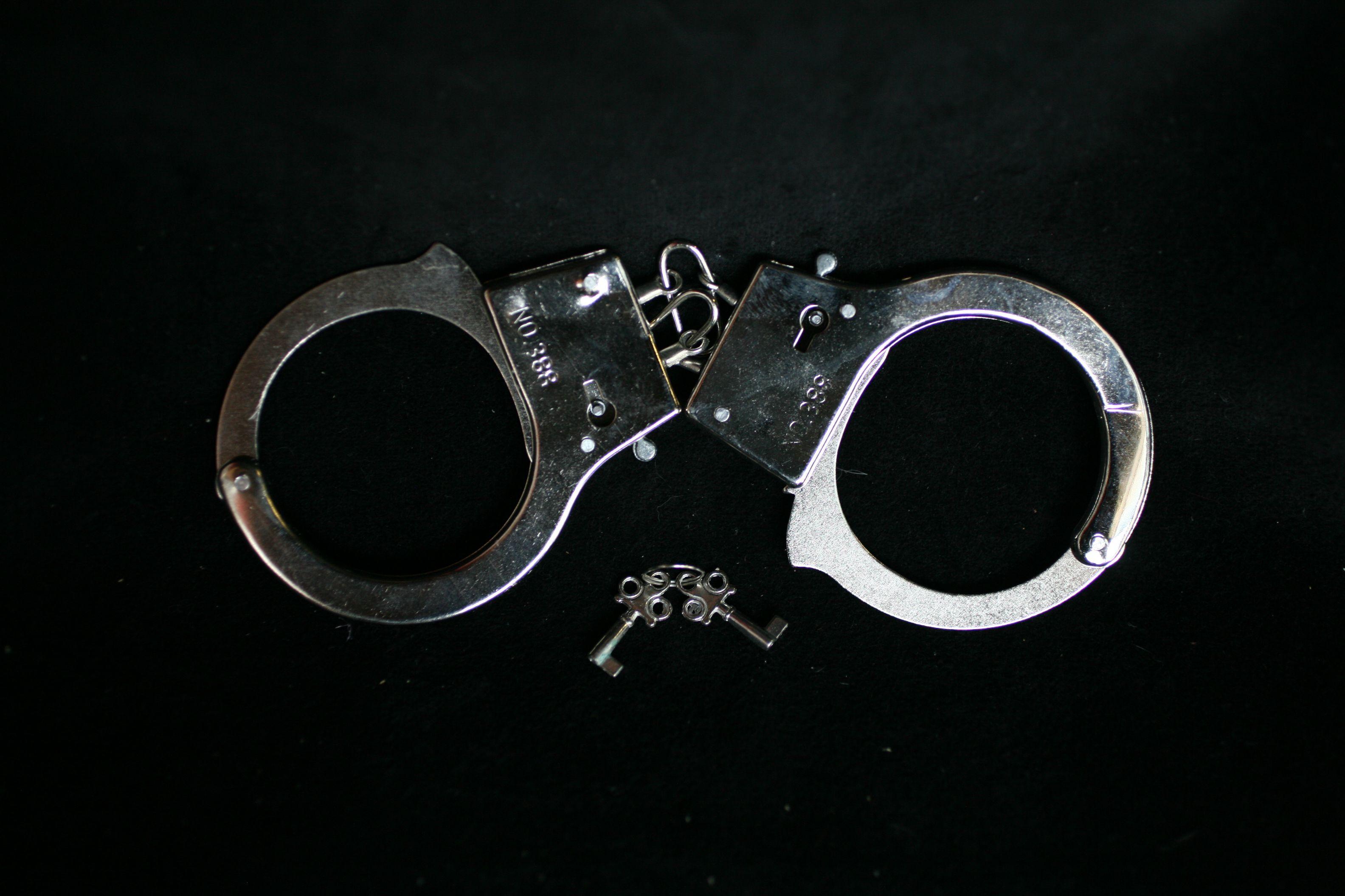 3168x2112 Handcuff Wallpaper
