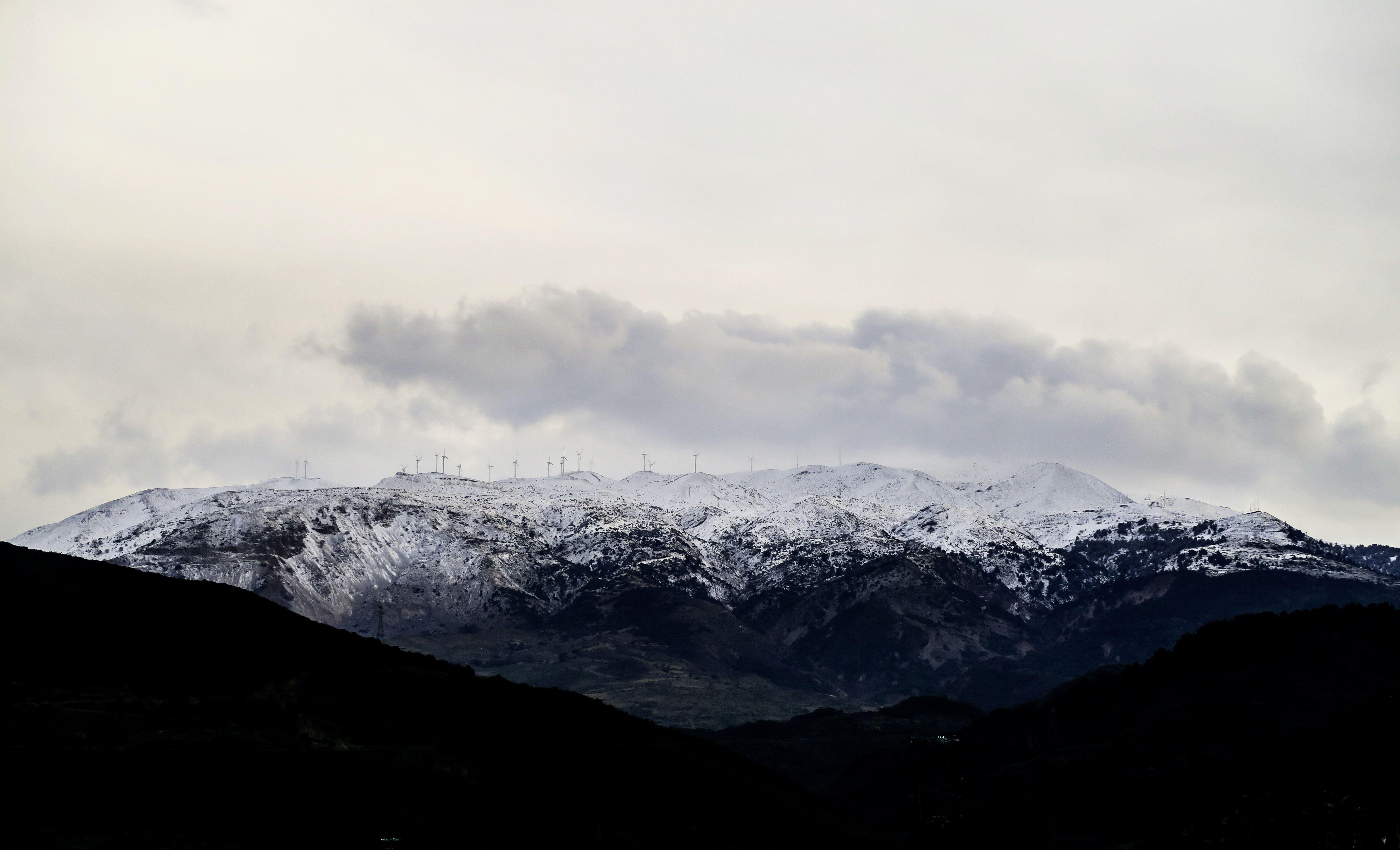 5472x3321 white and black mountain under white clouds free image