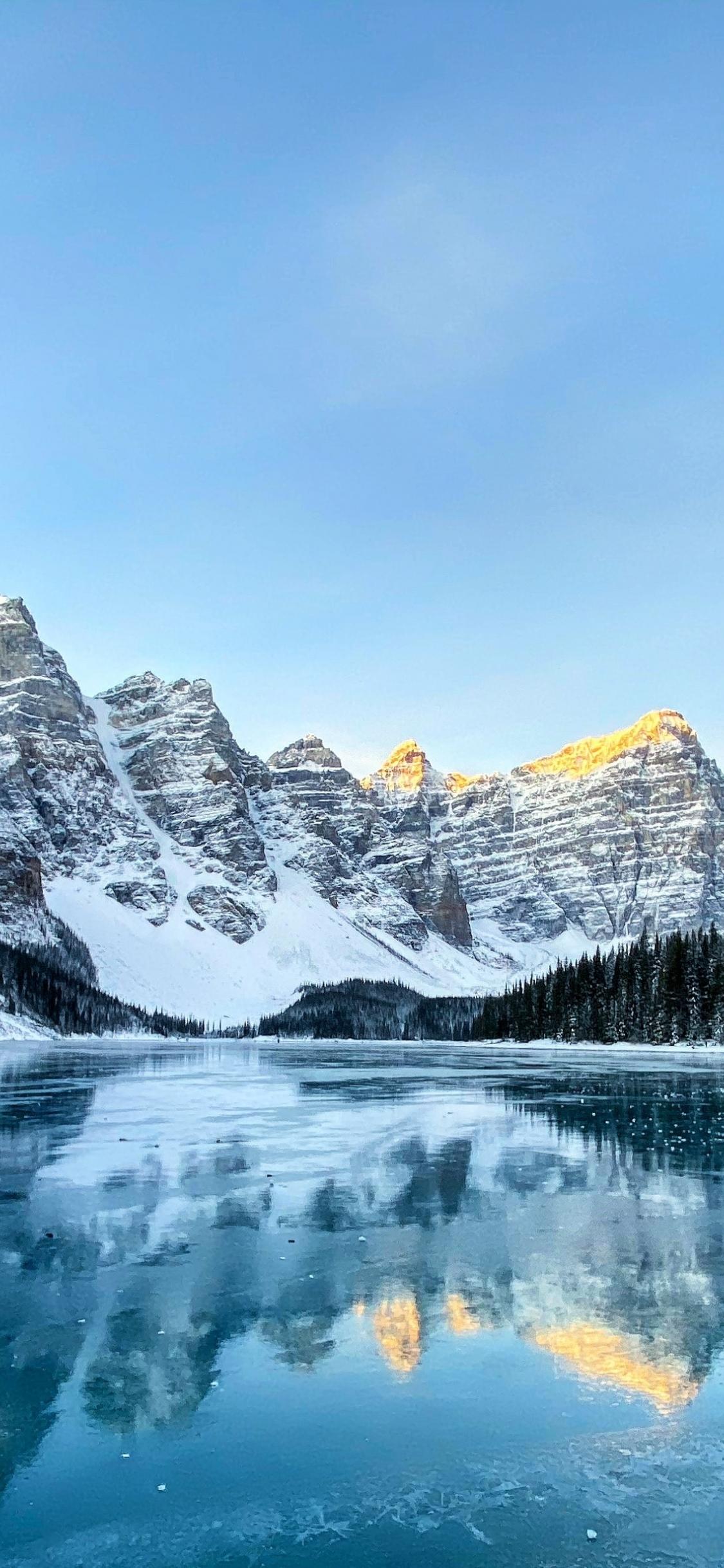 1125x2436 Download 1125x2436 wallpaper moraine lake, nature, reflections, forest, canada, iphone x 1125x2436 HD image, background, 23791