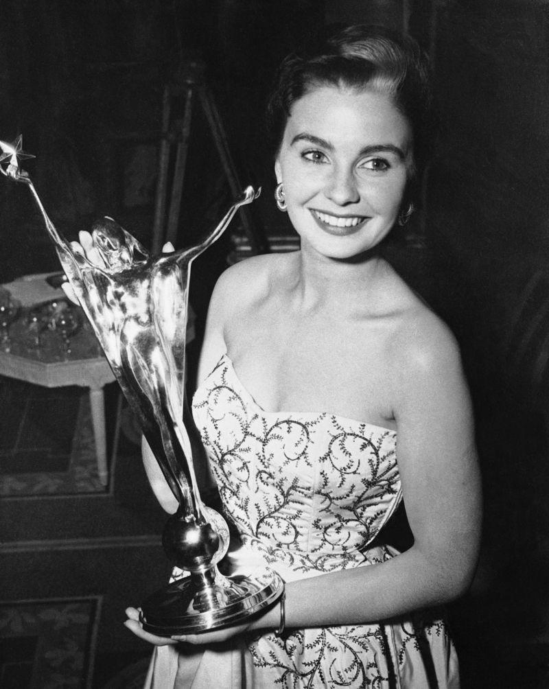 800x1004 Jean Simmons Death of Jean Simmons January 1929 2010 Santa Monica, California. Age 80 British born actress who costarred with Gregory Peck, Paul Newman, Kirk Douglas and Marlon Brando dies at 80 Internet Explorer users: Press
