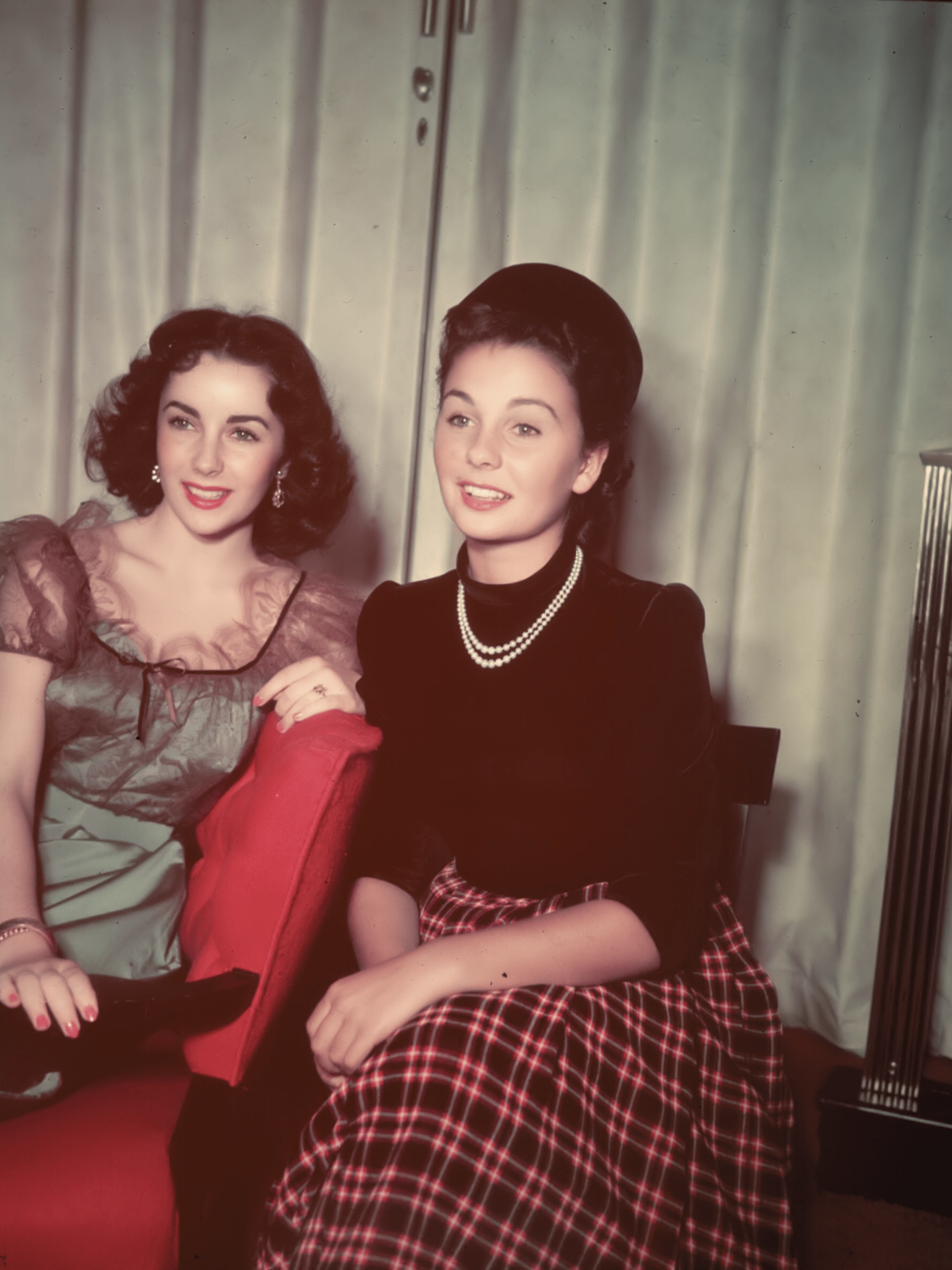1536x2048 Elizabeth Taylor and Jean Simmons, 1950's. Jean simmons, Elizabeth taylor, Actresses