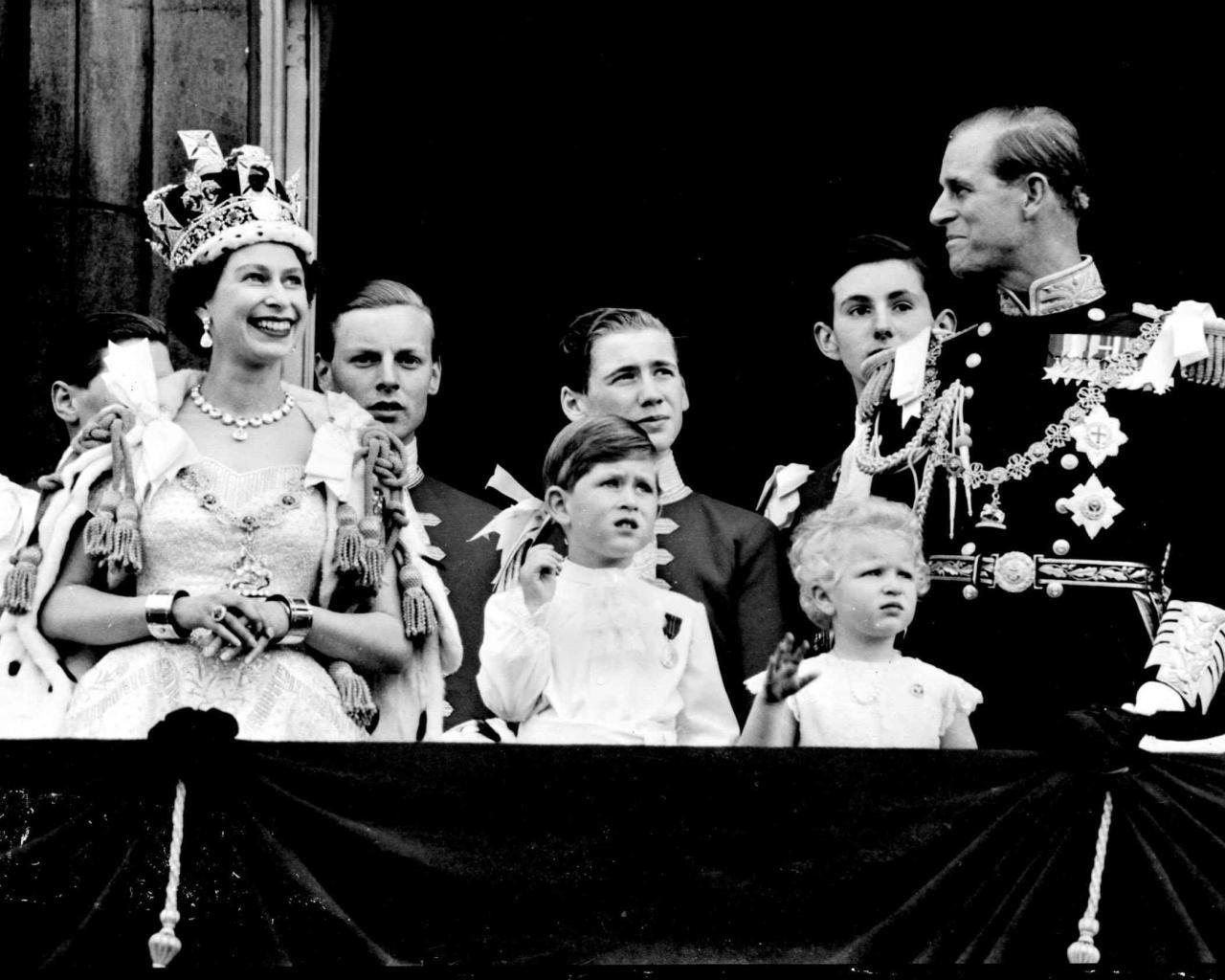 1280x1024 Queen Elizabeth 2 (II) wallpaper HD for desktop background