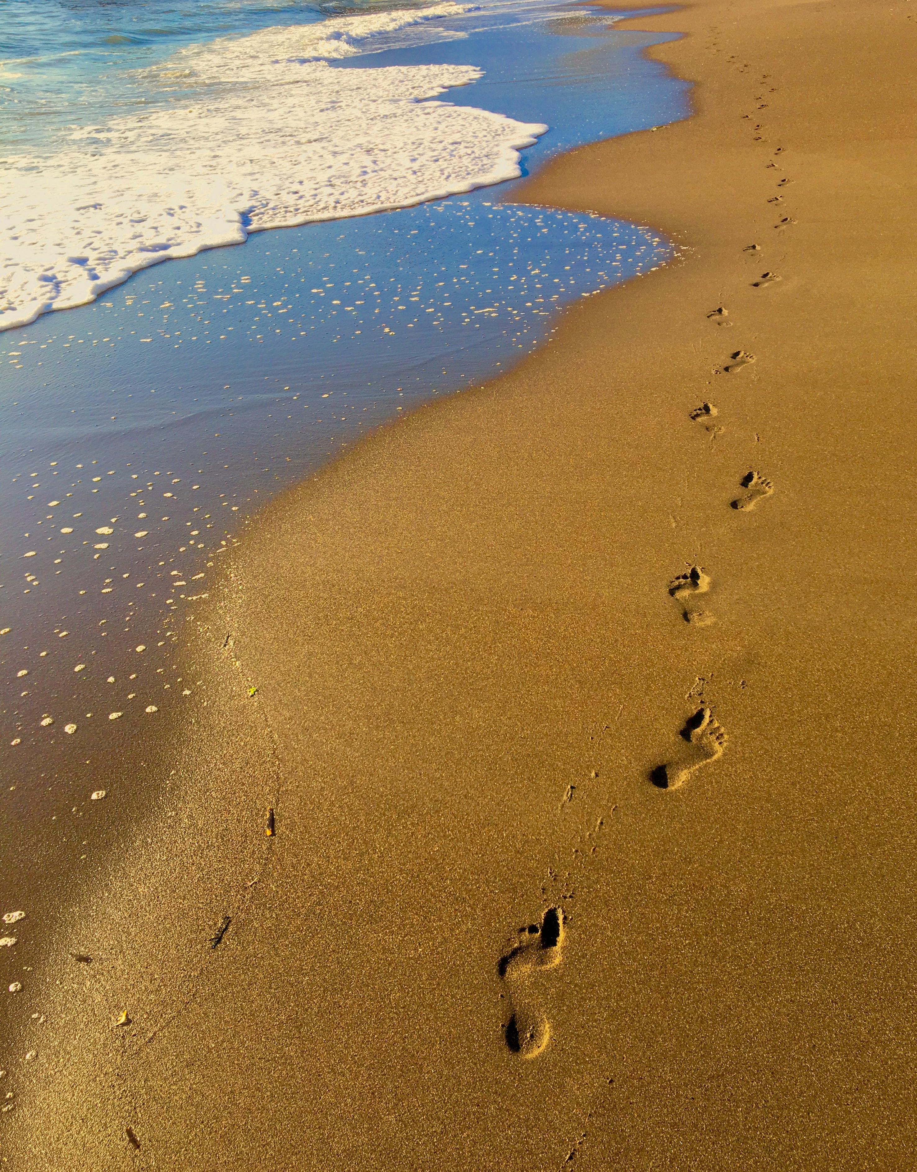 2952x3773 Footprints on Beach · Free