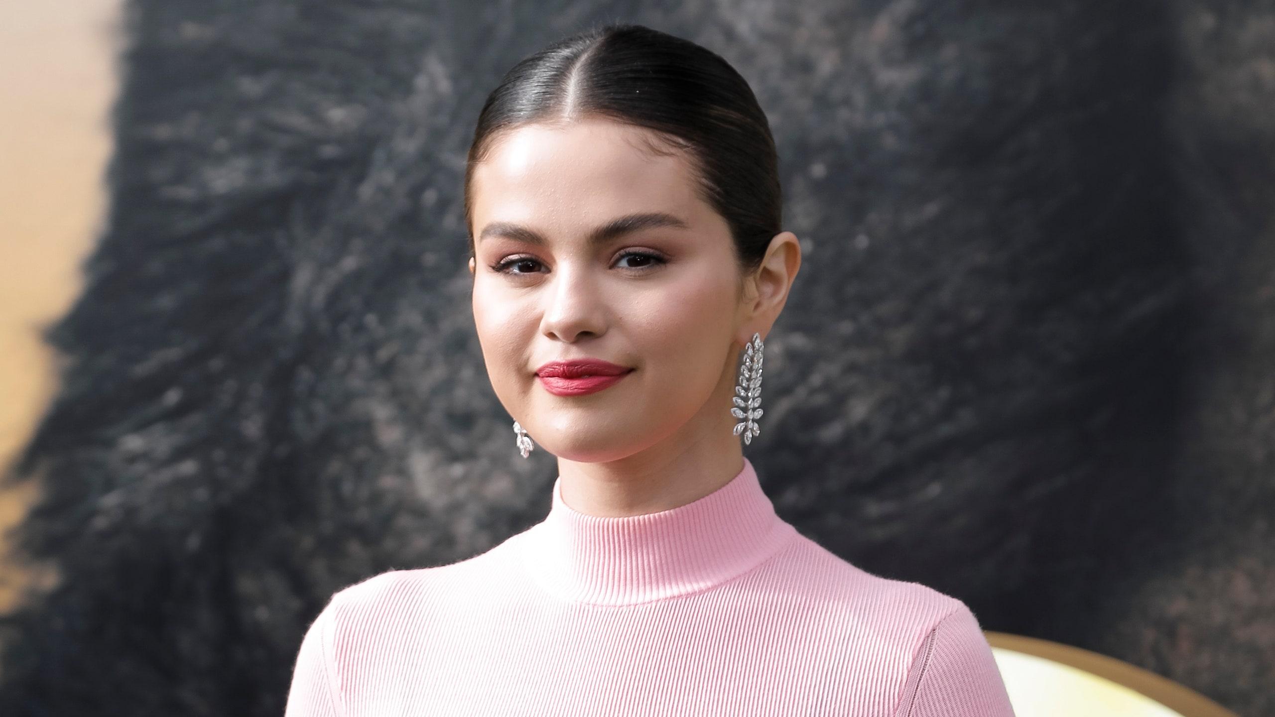 2560x1440 Selena Gomez Says She “Freefell” Into Her Personal Style