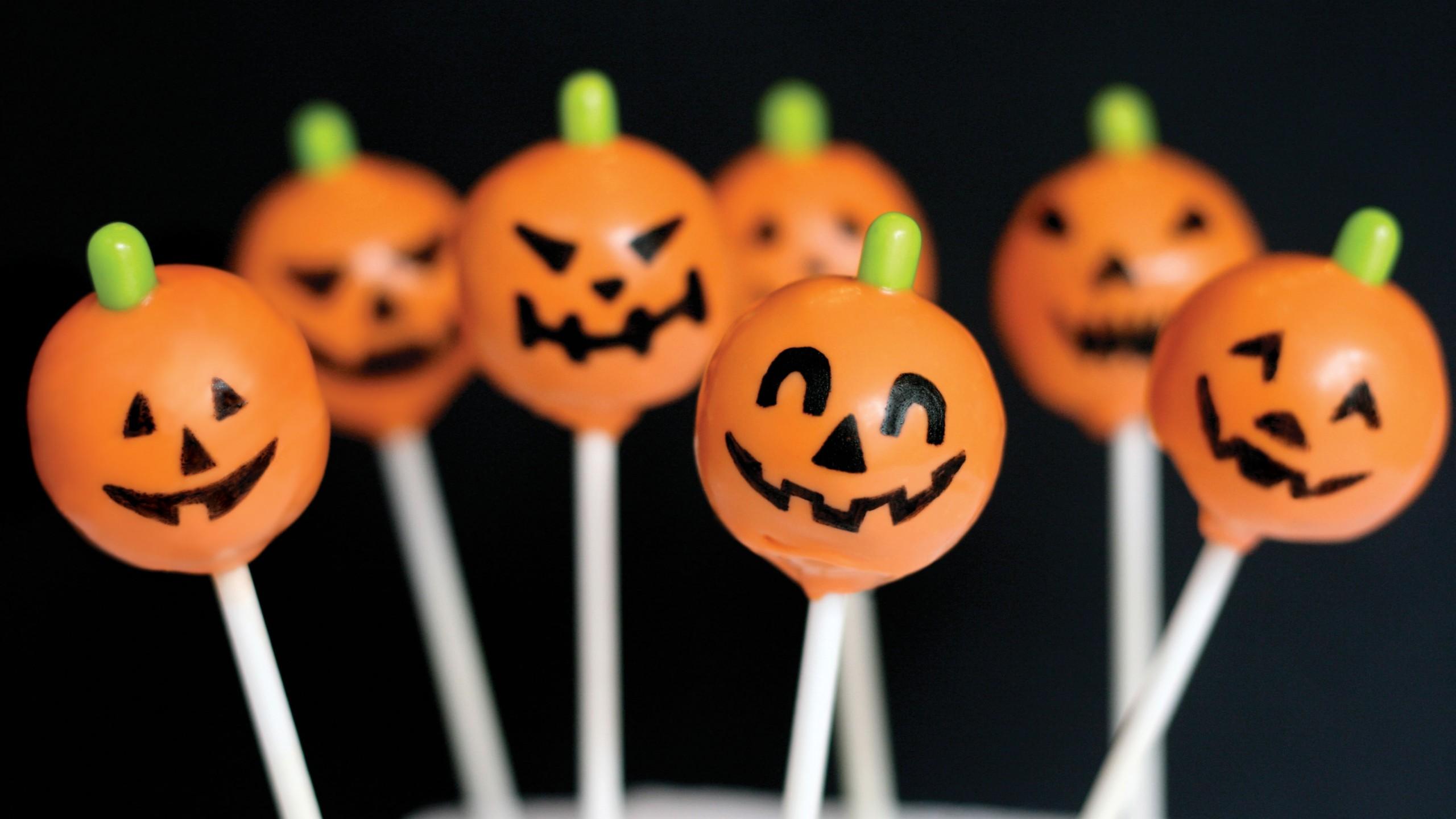 2560x1440 Wallpaper Halloween, All Hallows' Eve, All Saints' Eve, holiday table, candy, apple, pumpkin, Holidays