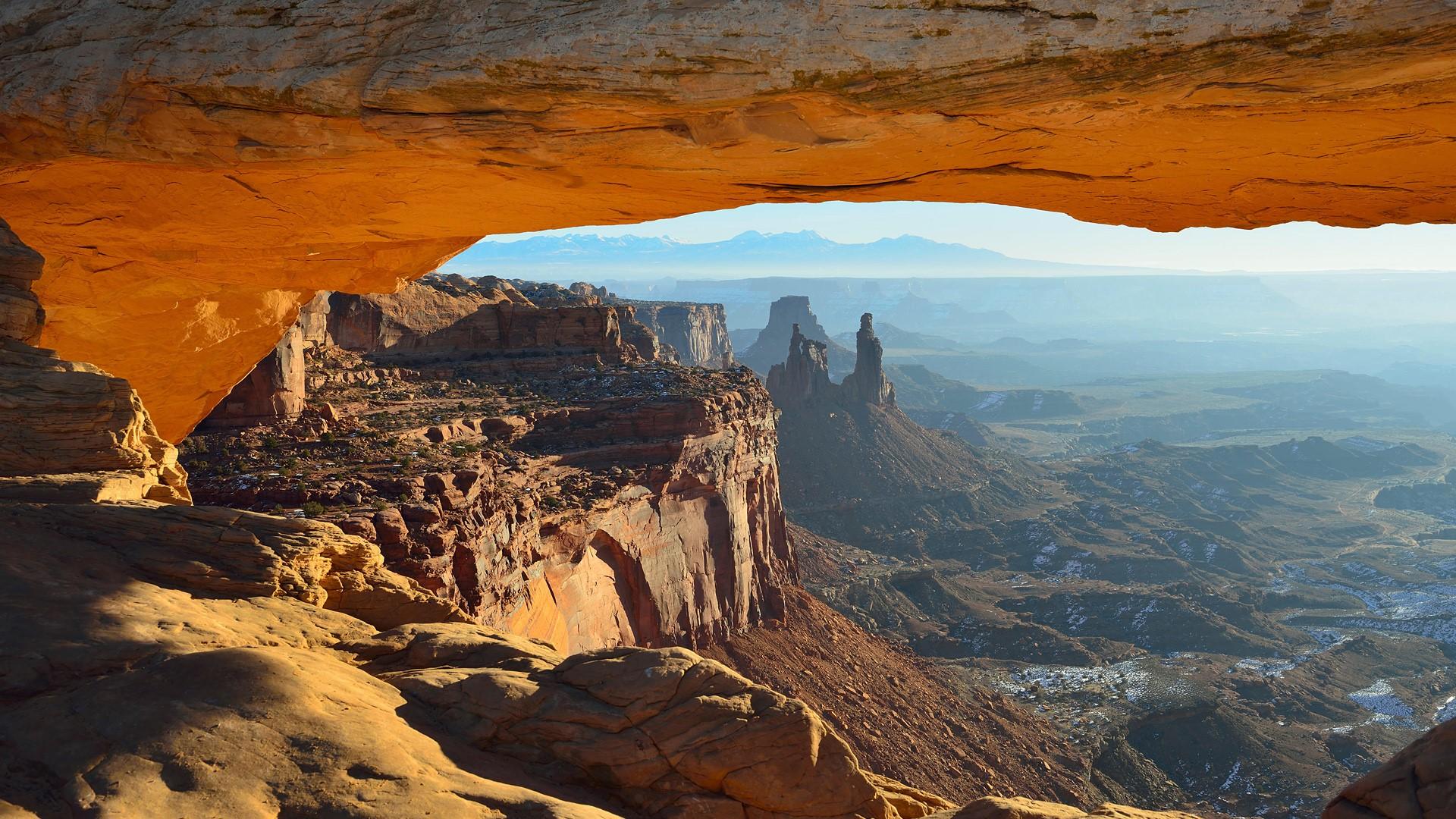 1920x1080 Viewa Arch in Utah Canyonlands National Park in winter, USA. Windows 10 Spotlight Image