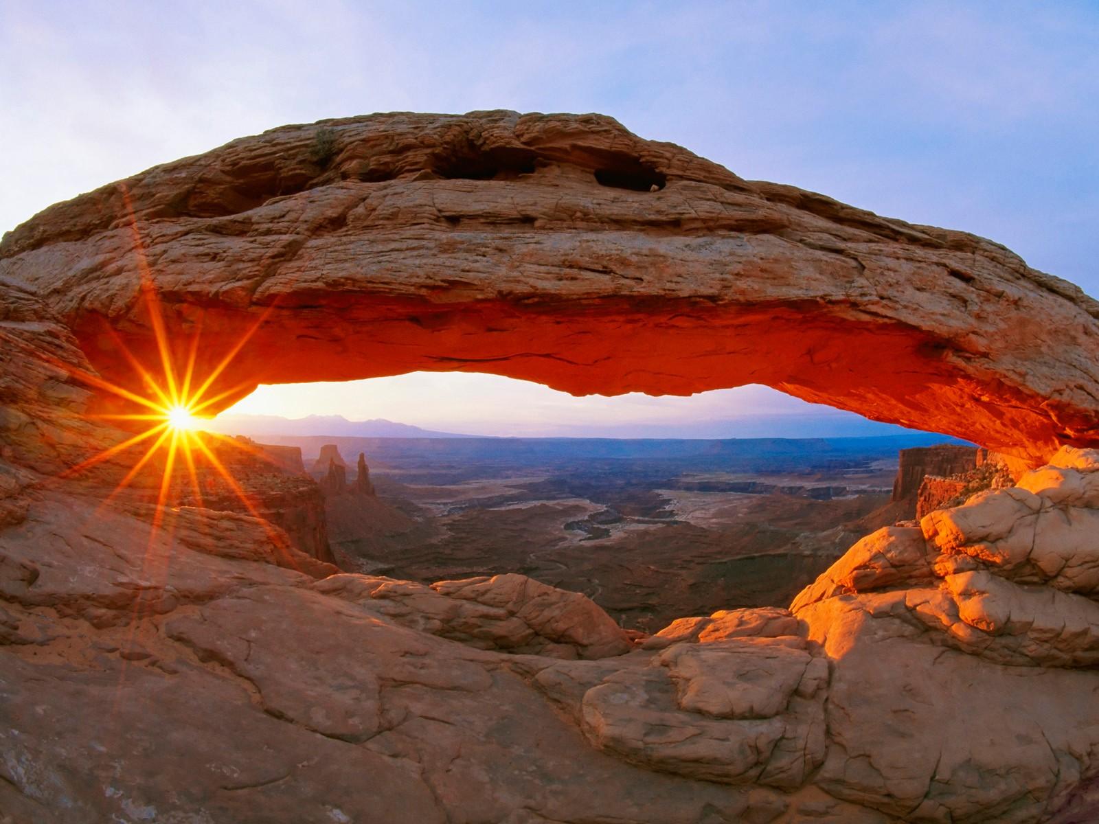 1600x1200 Overlooking Canyonlands National Park, Utah: wallpaper