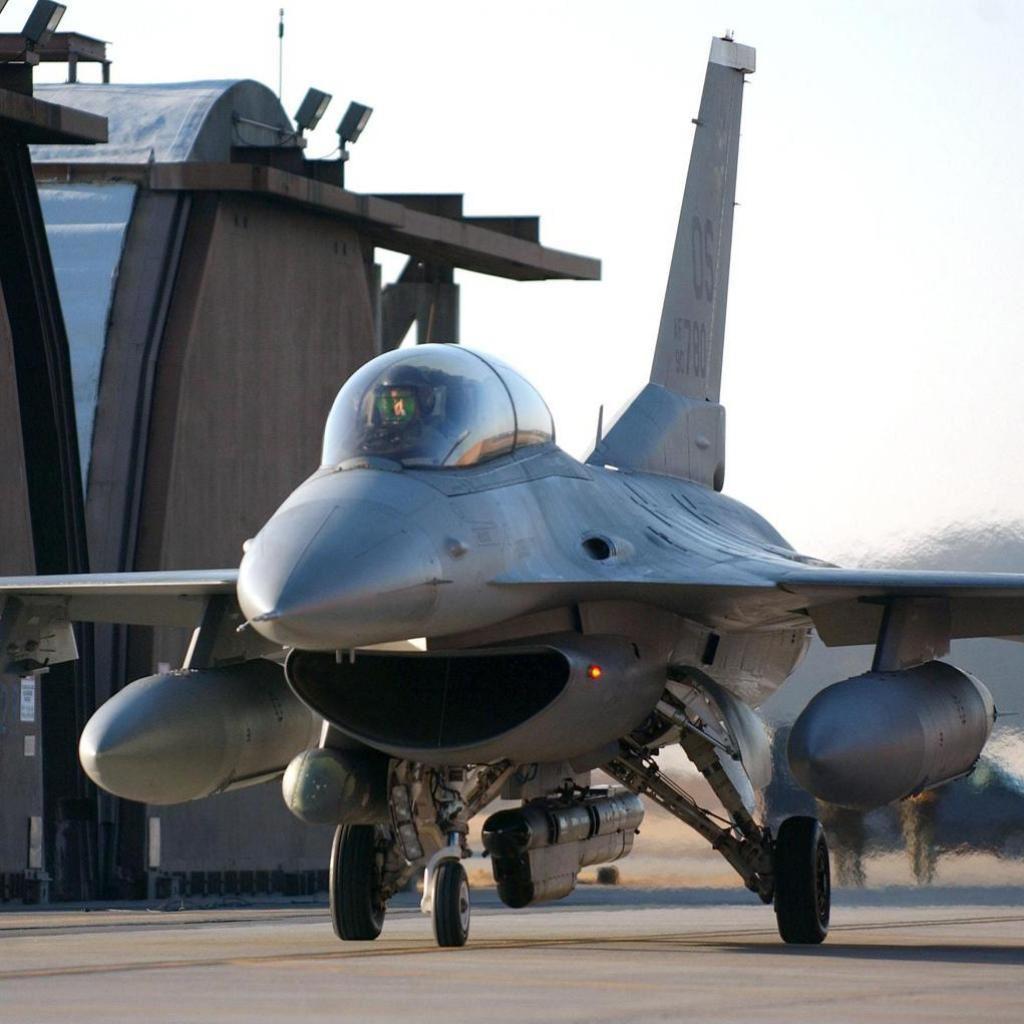 1024x1024 Fighter Jet iPad Wallpaper Free Download