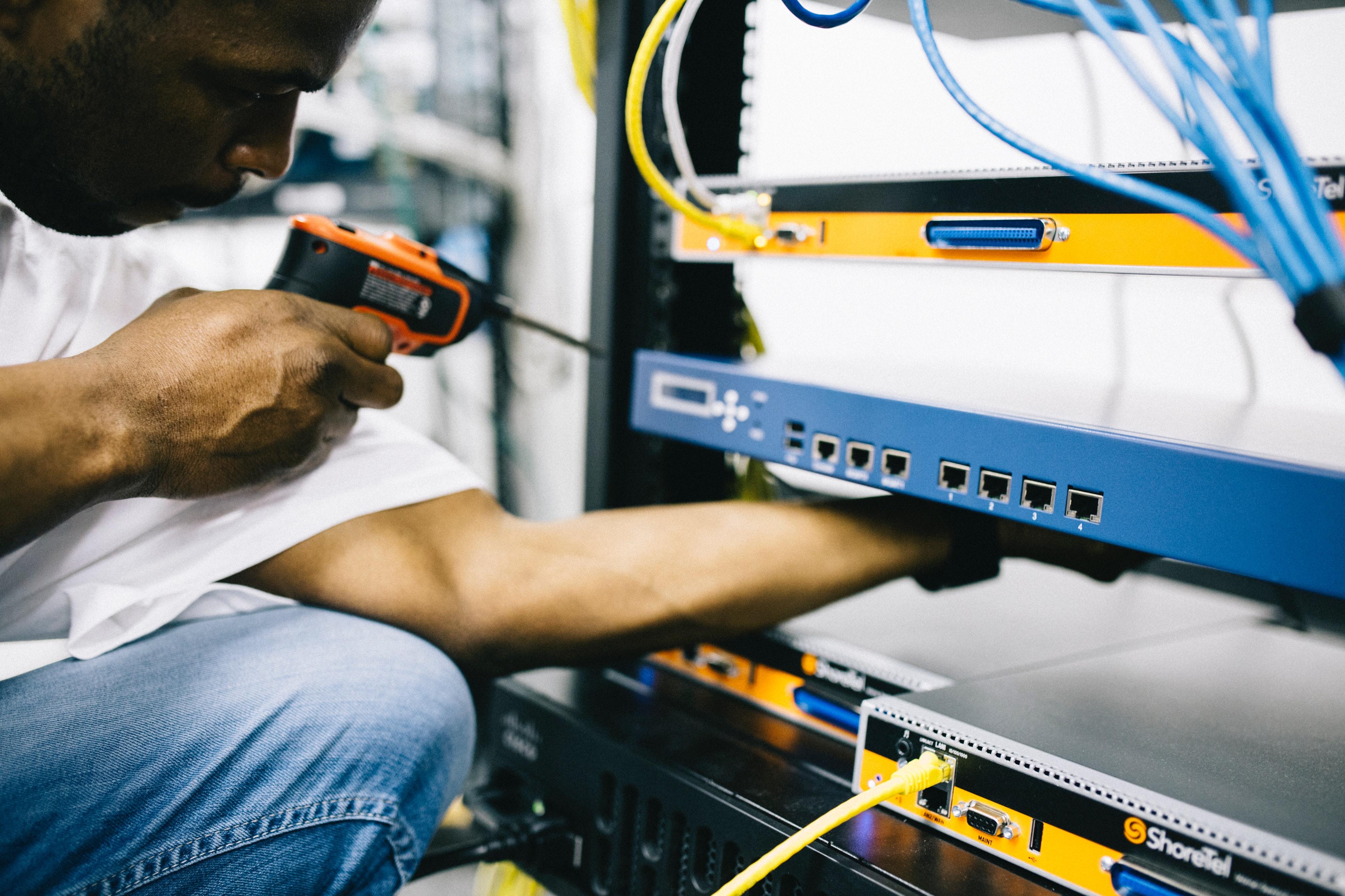 3872x2581 Professional crop black technician working with hardware · Free
