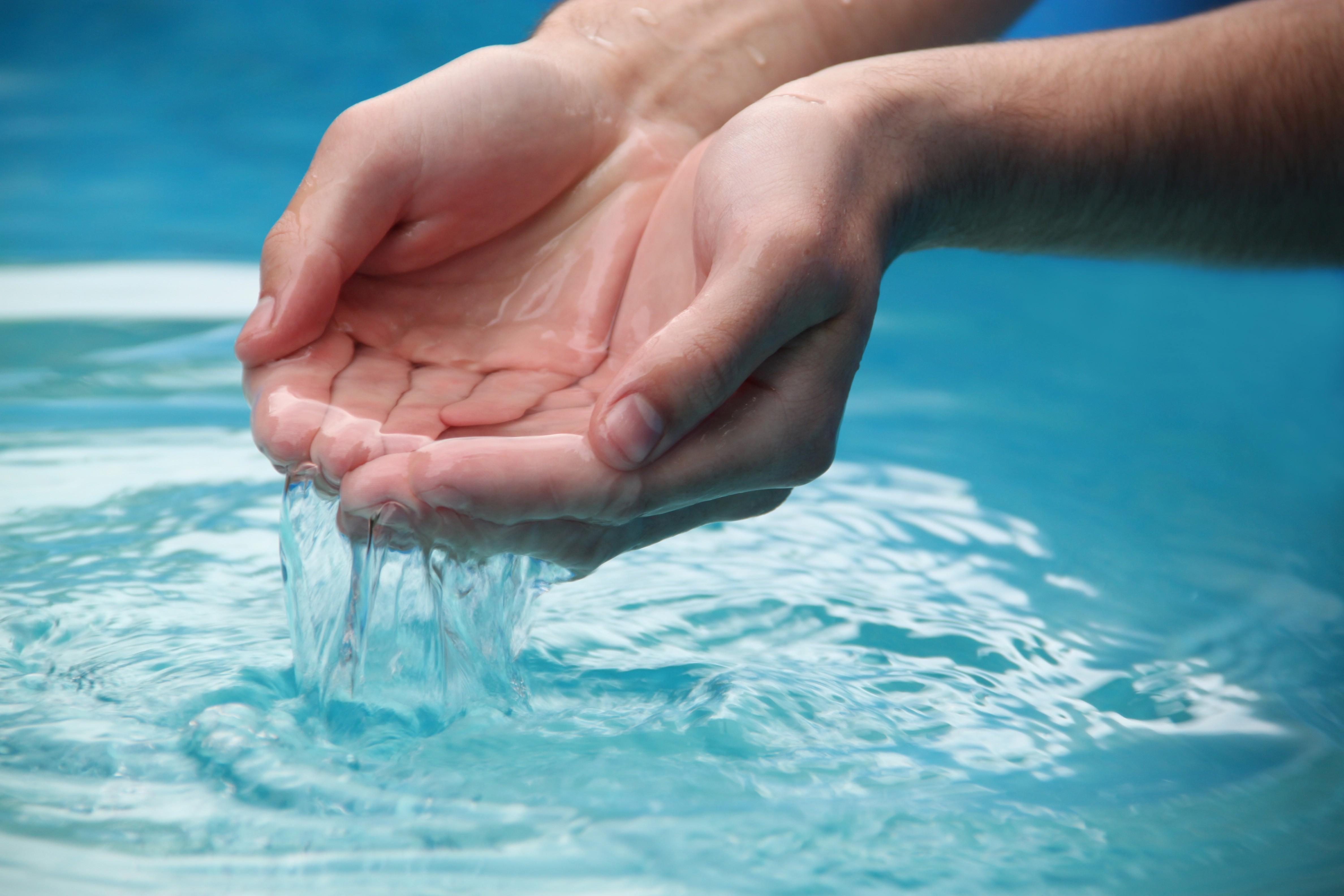 4752x3168 Person's Scooping Water by Hands · Free