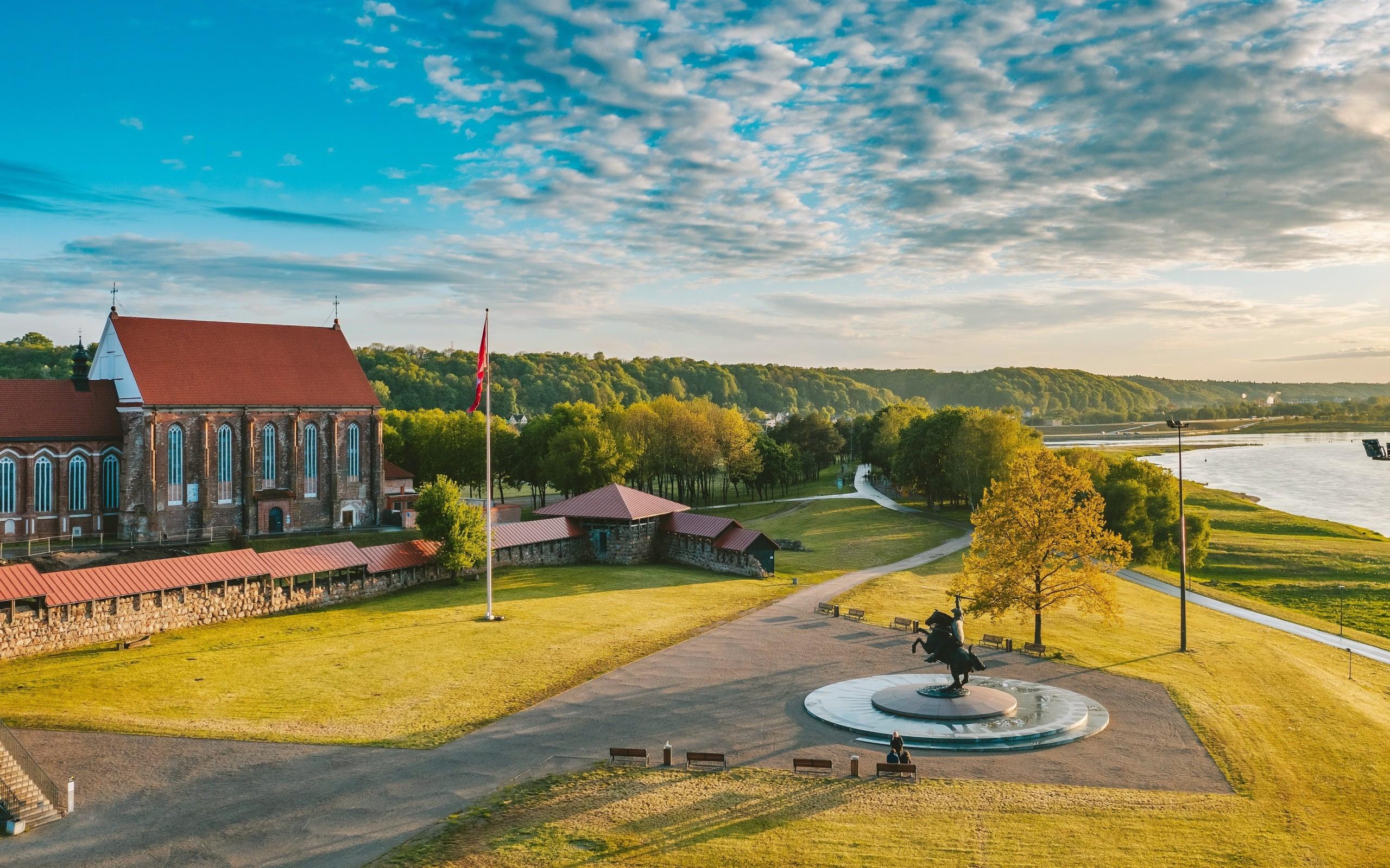 2560x1600 Download 2560x1600 Kaunas, Lithuania, Statue, Building, Grass Wallpaper for MacBook Pro 13 inch