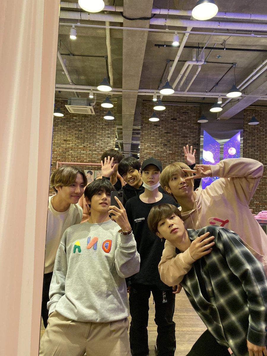 900x1200 iHeartRadio, photohopping myself into this iconic mirror selfie ✌️