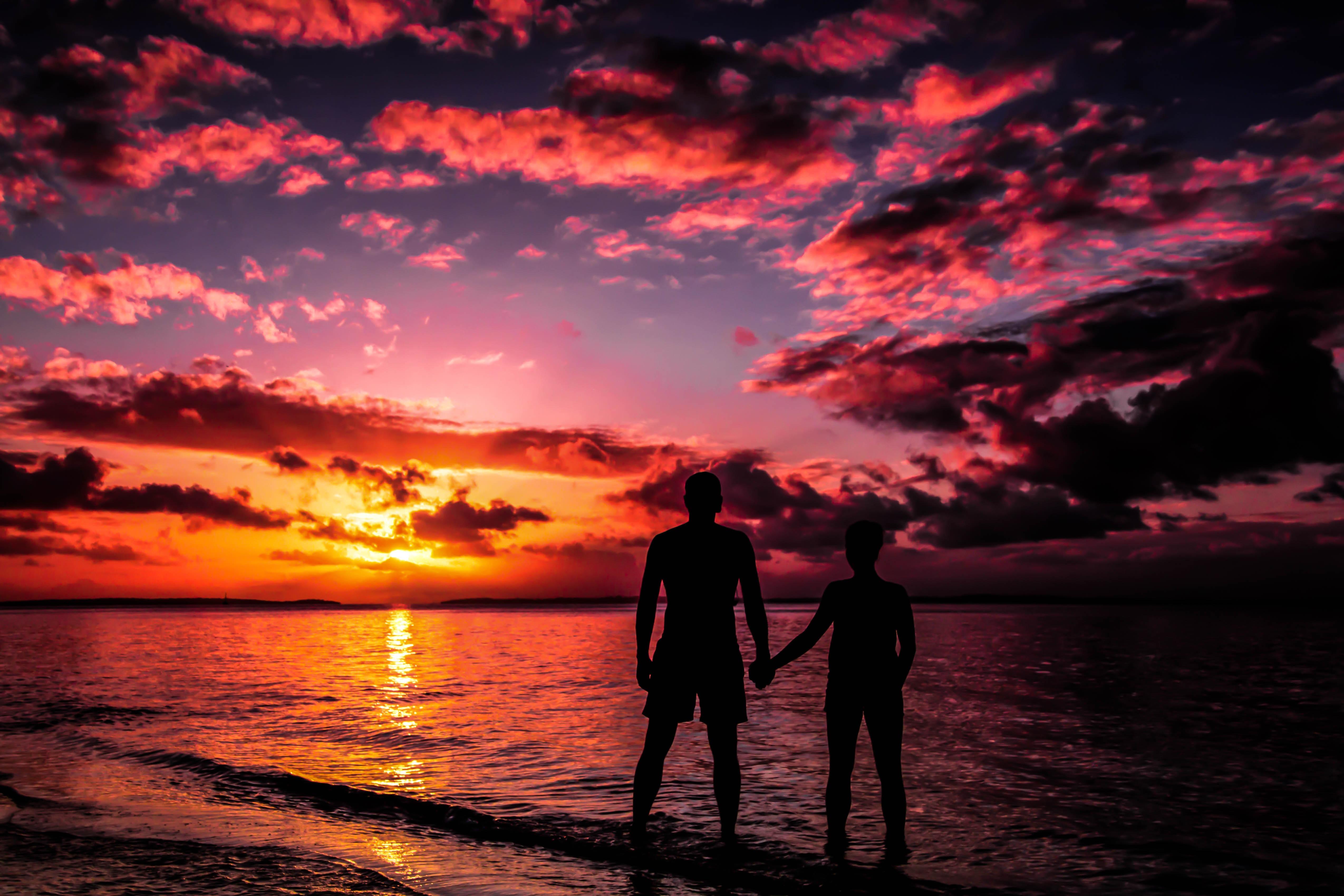 5098x3399 Man and women on Fraser Island in Queensland, Australia 4k Ultra HD Wallpaper