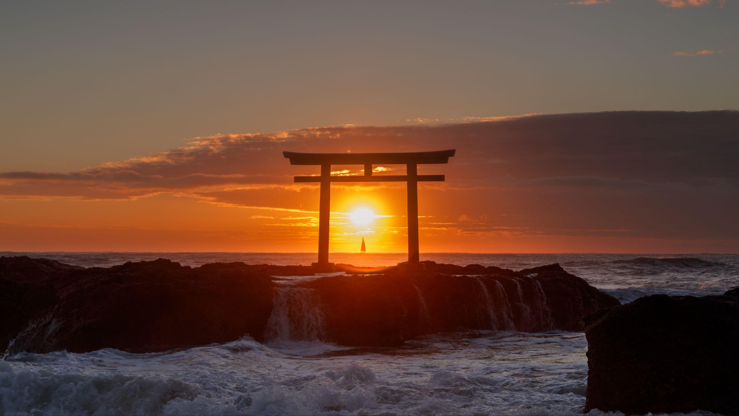 2560x1440 Download wallpaper 2560x1440 sea, arch, sunset, torii, japan widescreen 16:9 HD background
