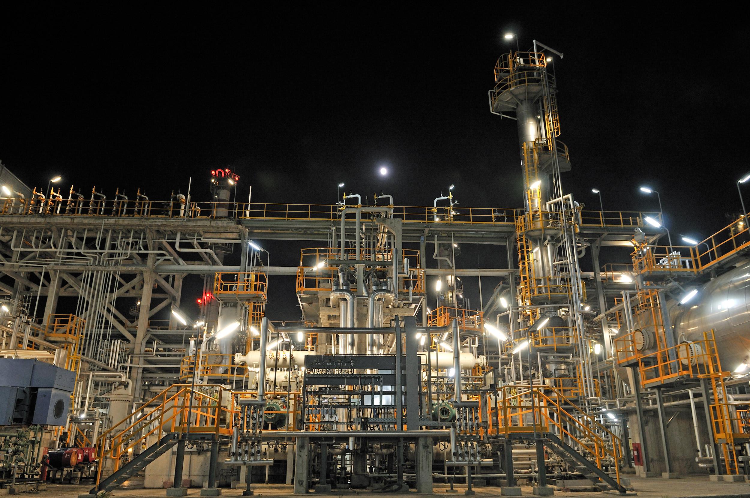 2500x1660 Chemical Plant, Building wallpaper