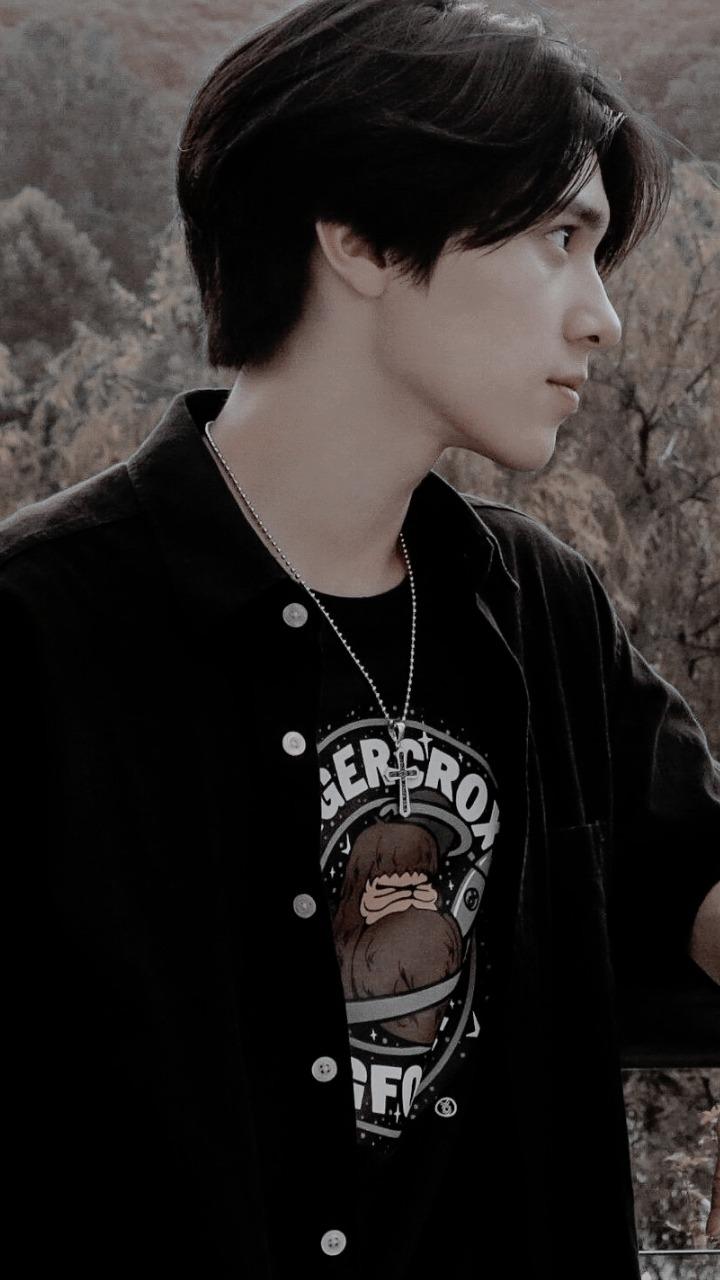 720x1280 moon