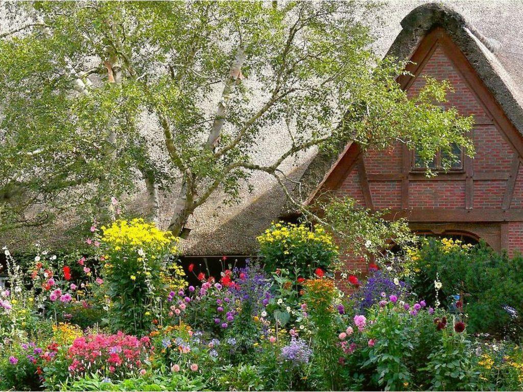 1024x768 Flower Garden With Cottage Wallpaper