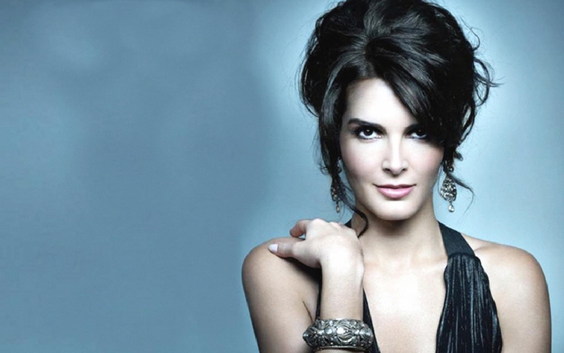 1920x1200 Angie Harmon Wallpaper
