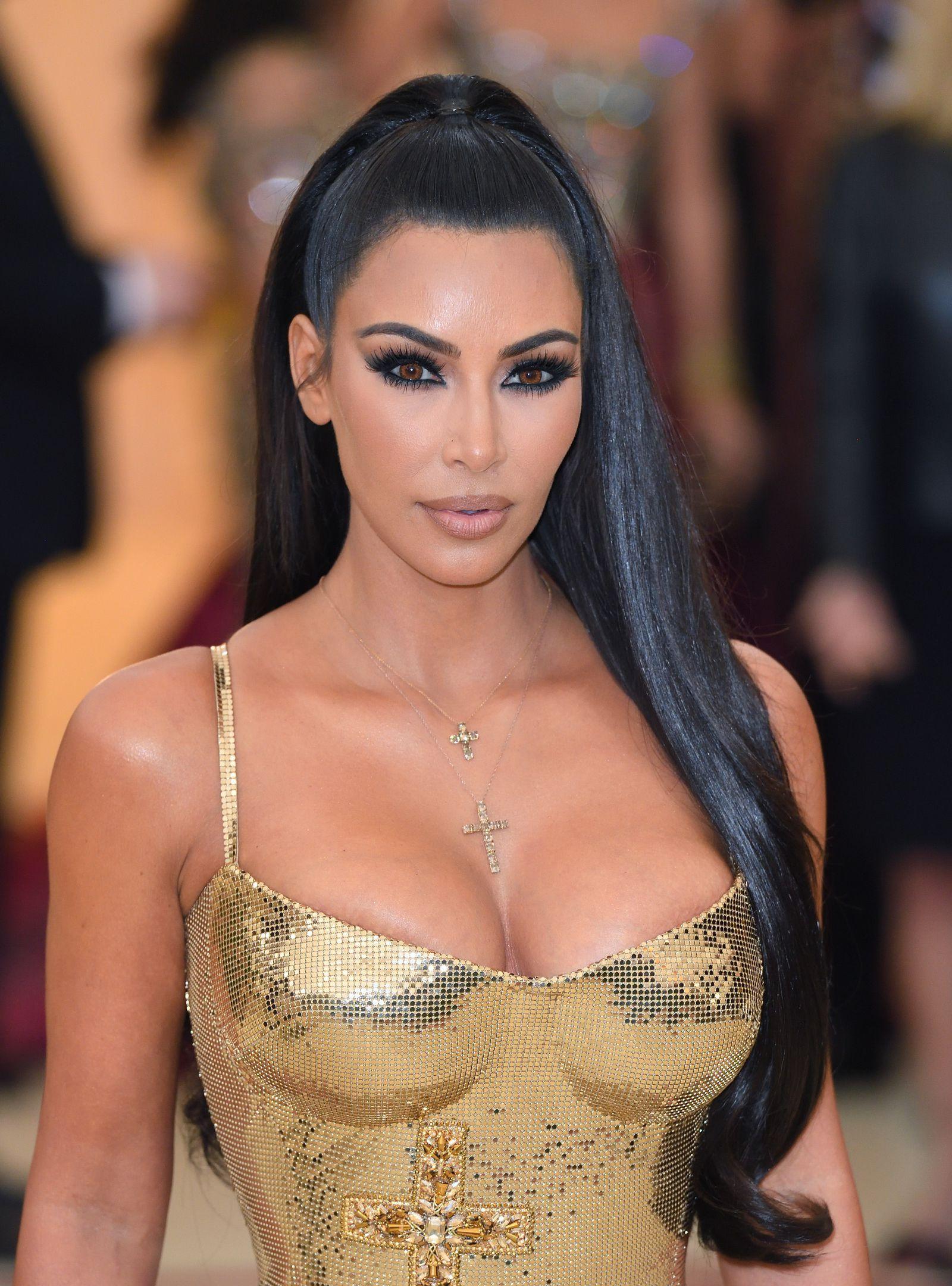 1600x2160 Exclusive: Kim Kardashian's Makeup Artist Mario Dedivanovic Walks Us Through Her Met Gala Look. Kim kardashian wallpaper, Kim kardashian makeup, Kardashian hair