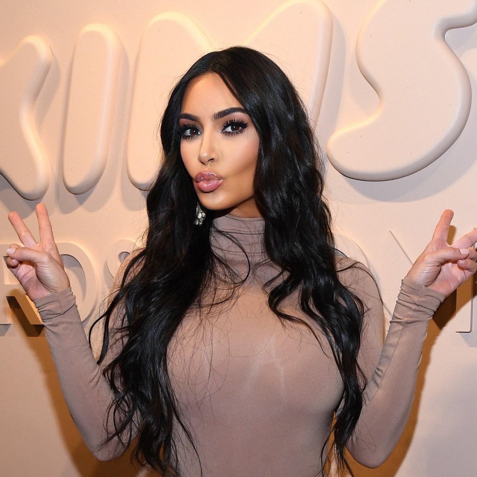 1600x1600 Kim Kardashian Called Out by Fans Over Photohop Fail in Skims Ad