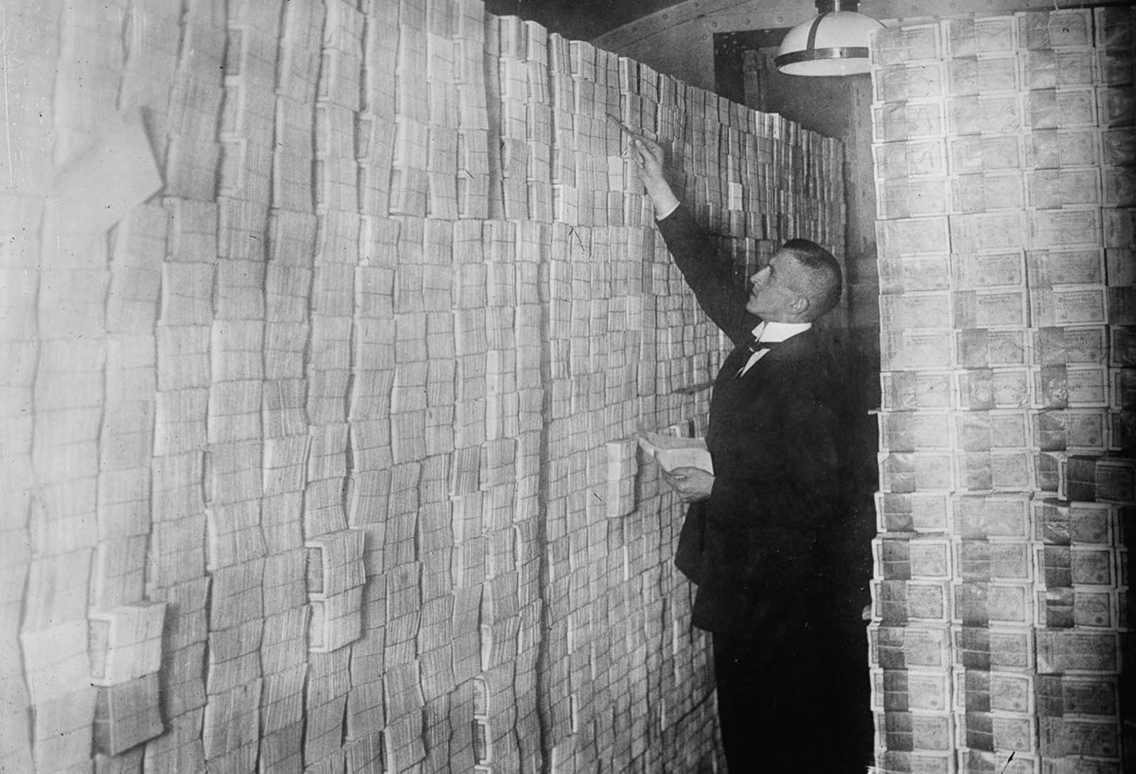 1600x1091 Using Banknotes as Wallpaper During German Hyperinflation: Old Photo Historical Photo